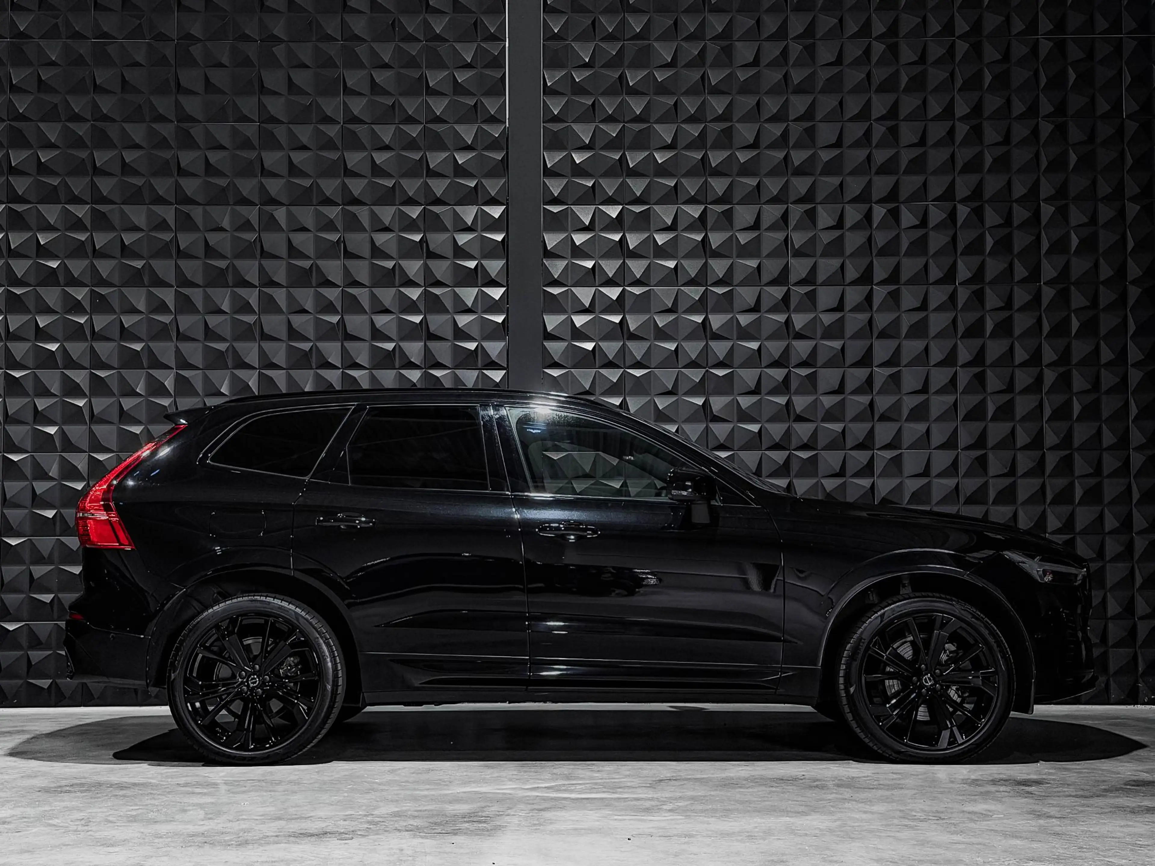 Volvo XC60 2.0 T8 Plug-in hybrid AWD R-Design | Pano | 21" | — photo 2