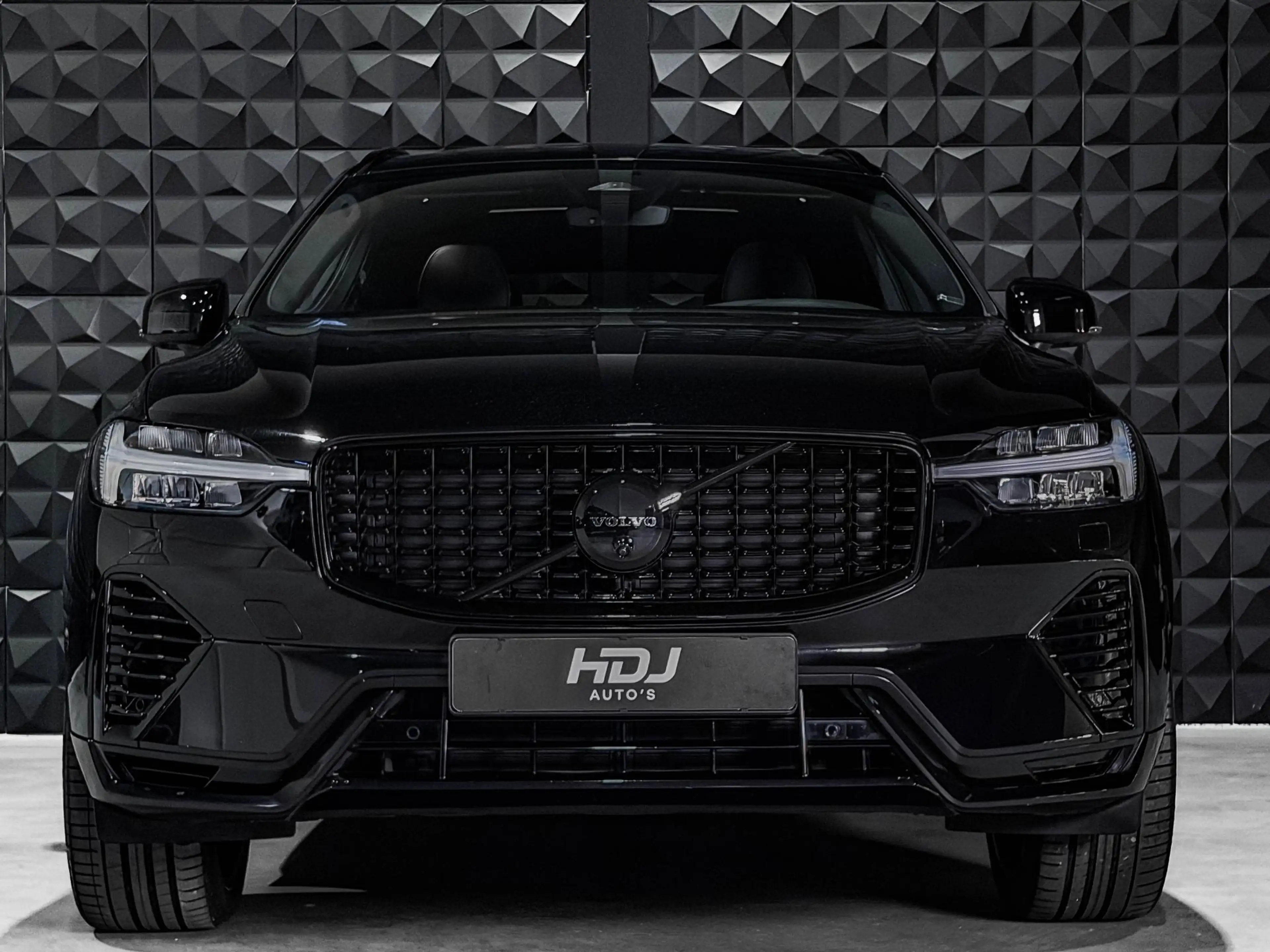 Volvo XC60 2.0 T8 Plug-in hybrid AWD R-Design | Pano | 21" | — photo 3