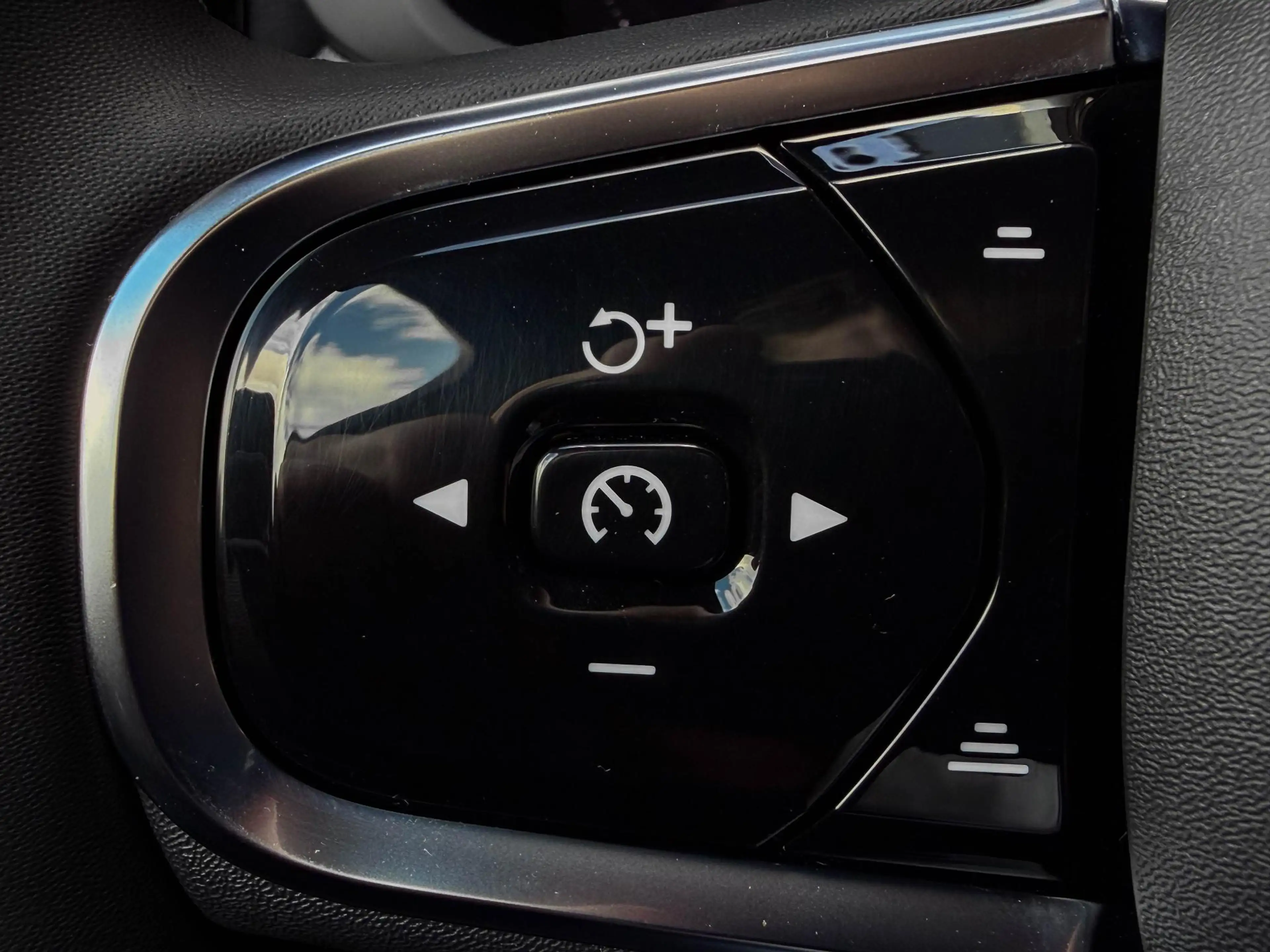 Volvo XC60 2.0 T8 Plug-in hybrid AWD R-Design | Pano | 21" | — photo 32