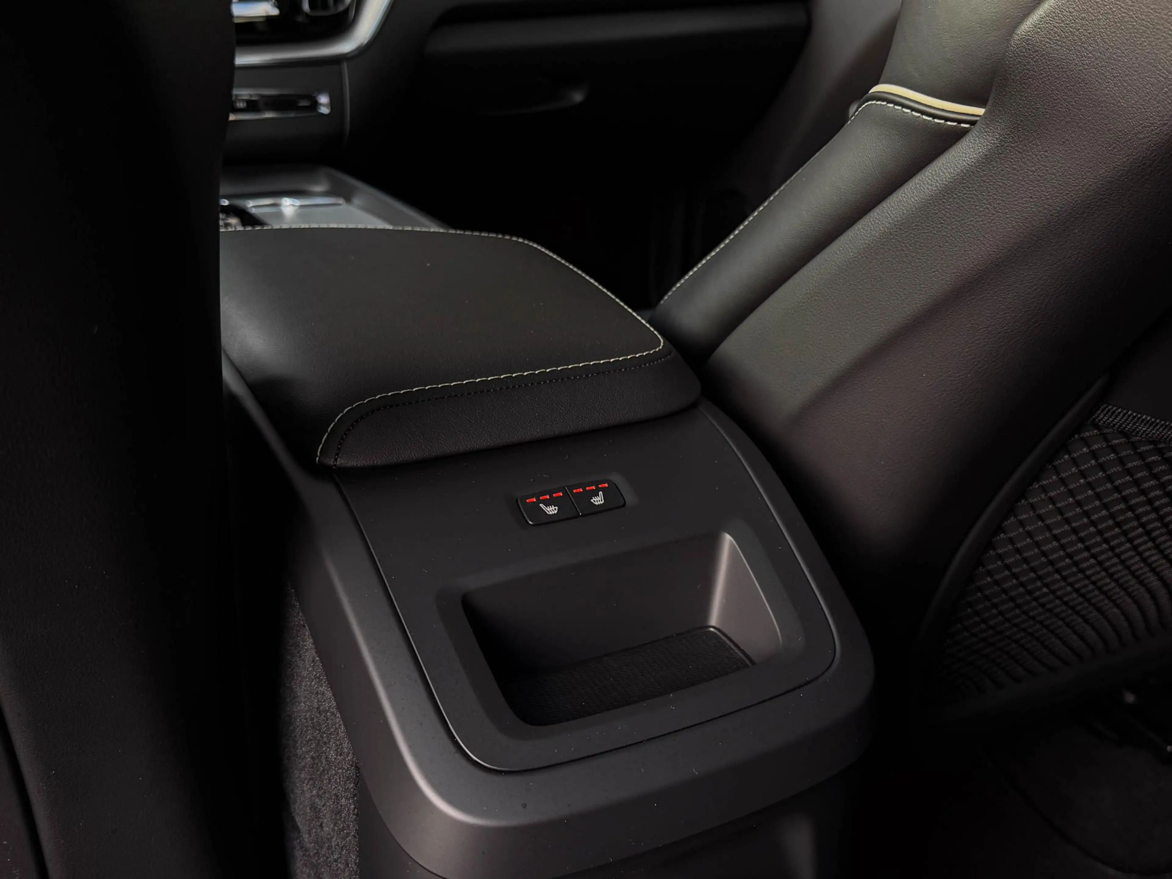 Volvo XC60 2.0 T8 Plug-in hybrid AWD R-Design | Pano | 21" | — photo 38