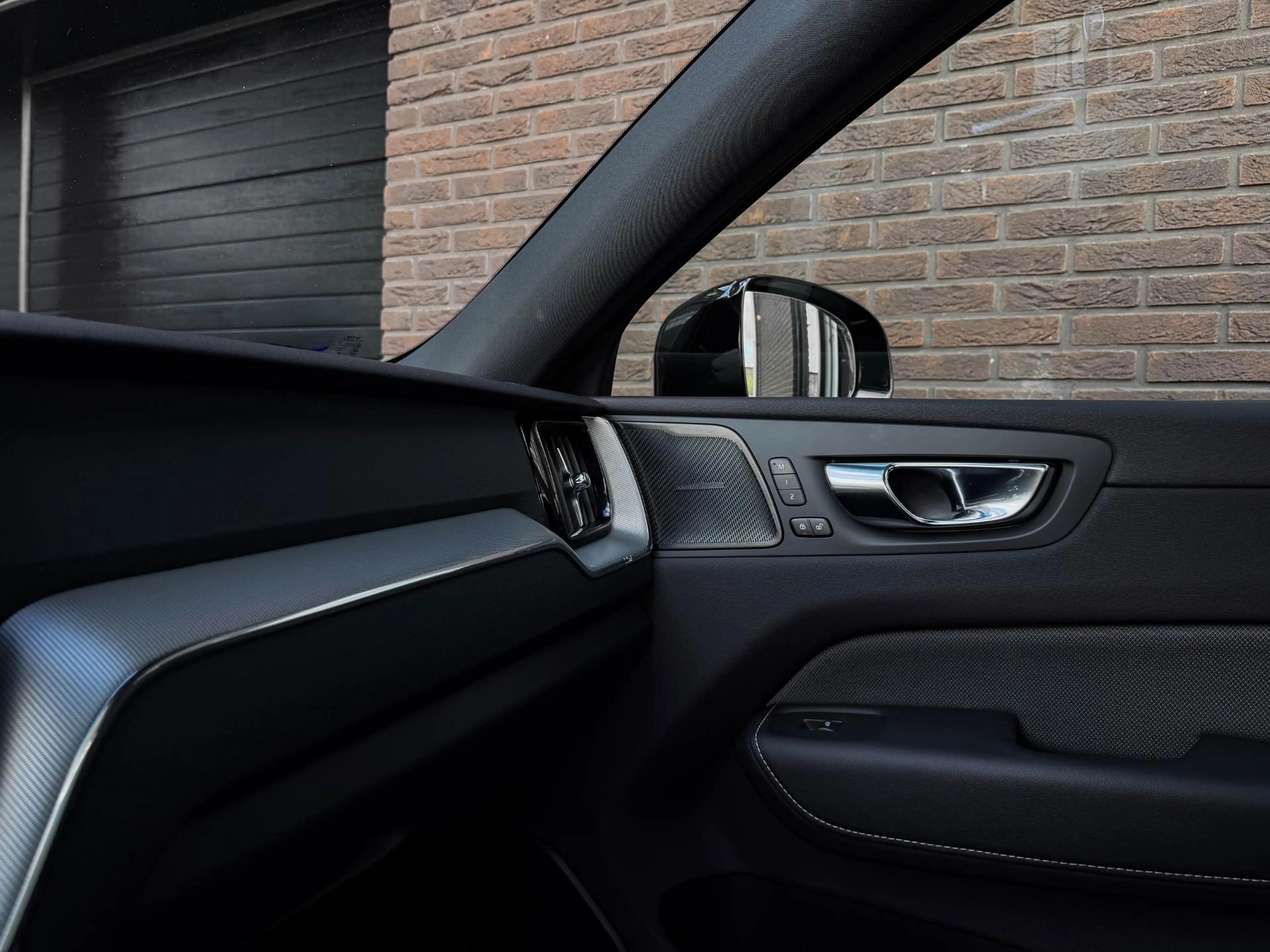 Volvo XC60 2.0 T8 Plug-in hybrid AWD R-Design | Pano | 21" | — photo 34