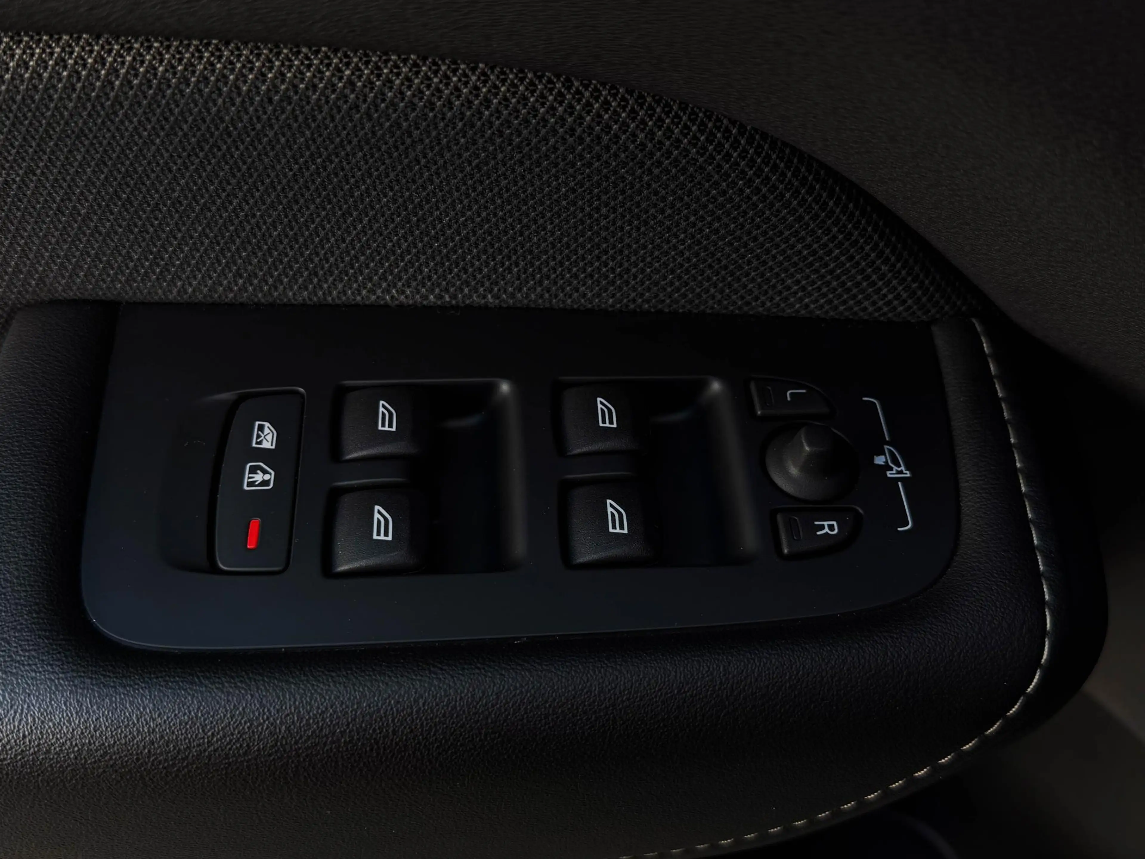 Volvo XC60 2.0 T8 Plug-in hybrid AWD R-Design | Pano | 21" | — photo 26