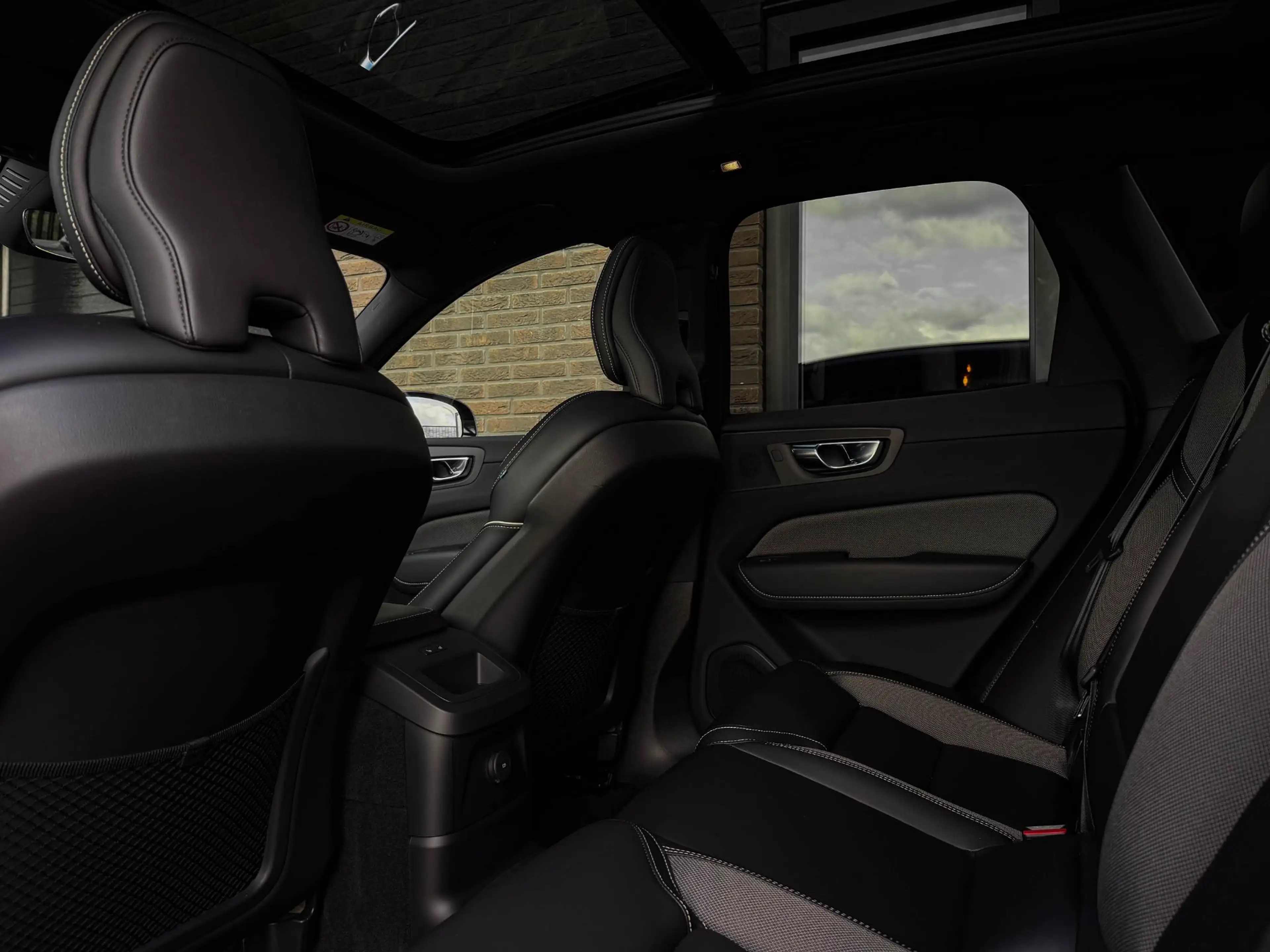 Volvo XC60 2.0 T8 Plug-in hybrid AWD R-Design | Pano | 21" | — photo 37