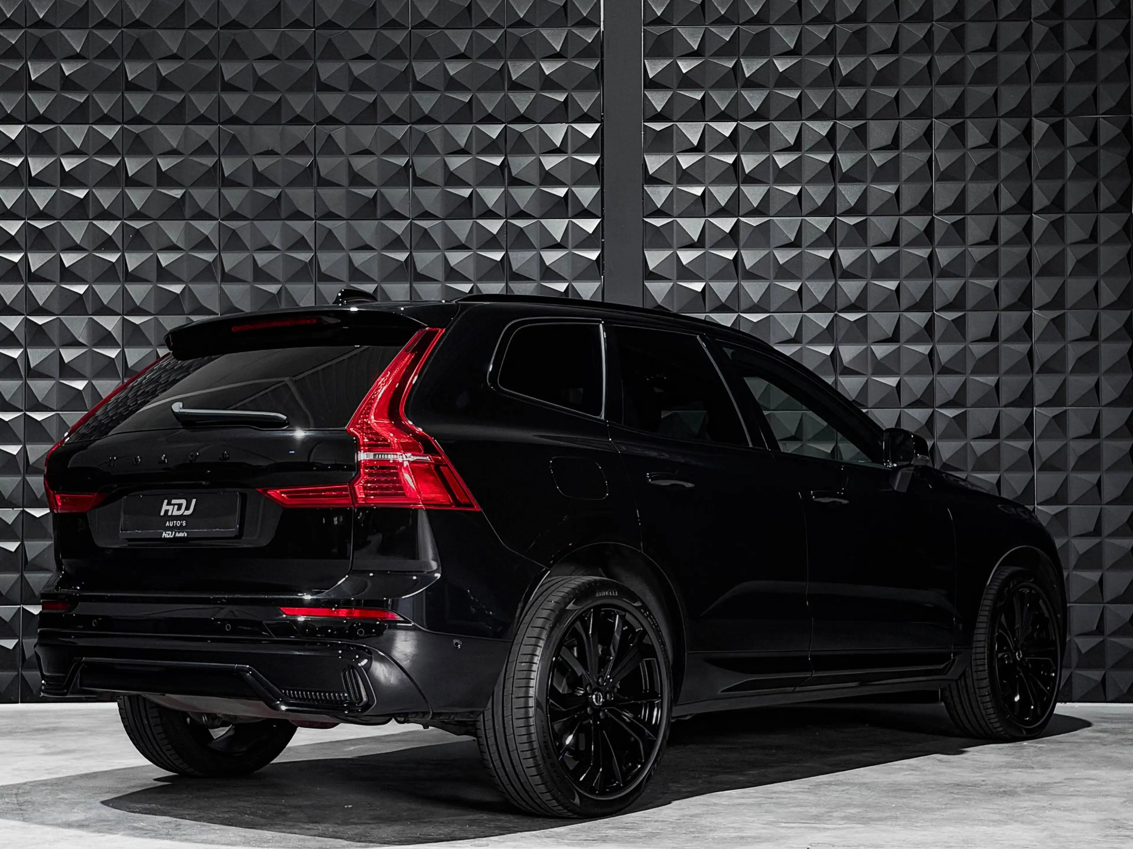 Volvo XC60 2.0 T8 Plug-in hybrid AWD R-Design | Pano | 21" | — photo 4