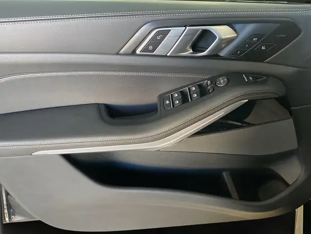 BMW X5 M view 4
