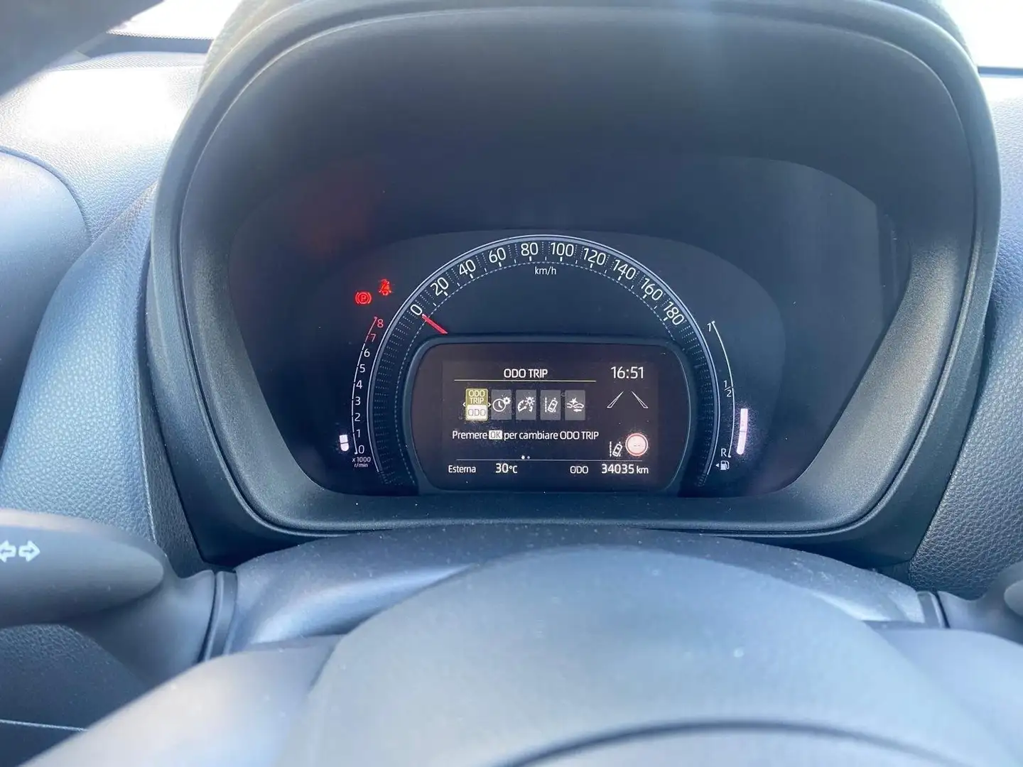 Toyota Aygo X 1.0 VVT-i 72 CV 5 porte Lounge Oro - 2