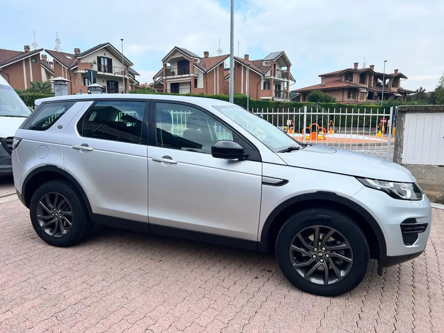 Land Rover Discovery Sport 2.0 TD4 180 CV Auto HSE LUXURY Grigio - 2
