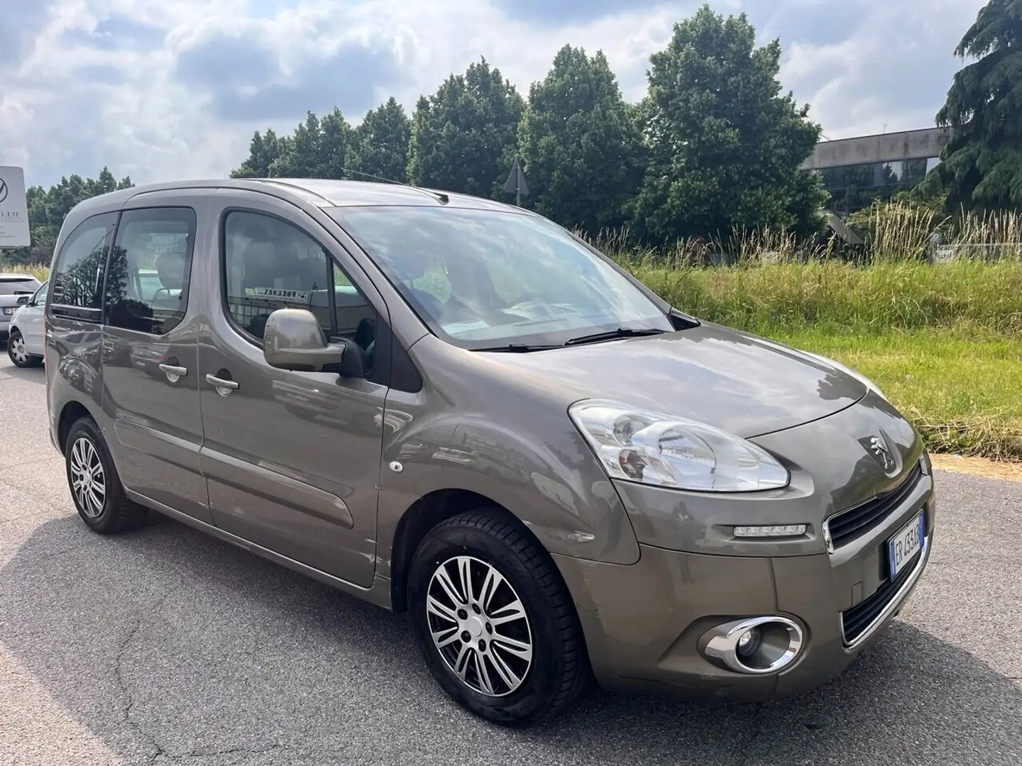 Peugeot Partner Tepee 1.6 HDi 92CV Outdoor Vert - 2