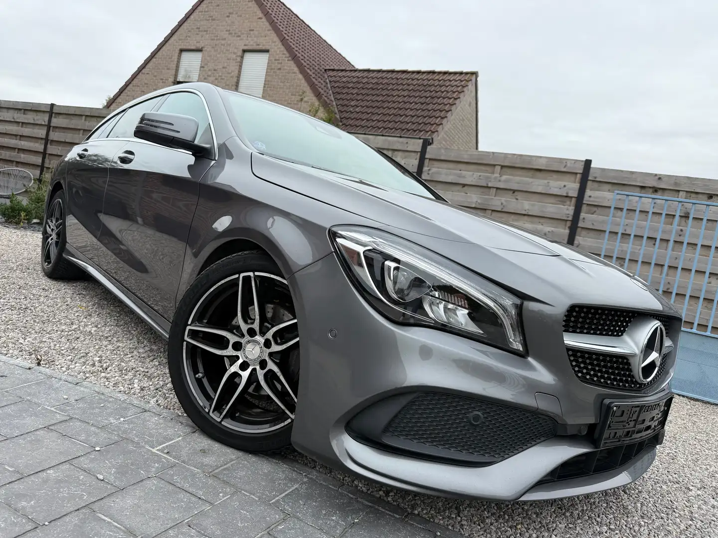 Mercedes-Benz CLA 180 CLA 180 Business Solution AMG (EU6d-TEMP Gris - 1