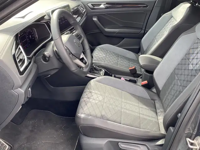 Volkswagen T-Roc view 10