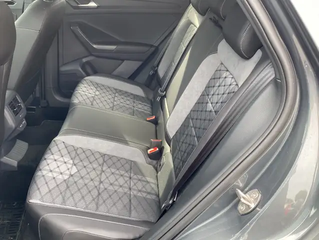 Volkswagen T-Roc view 7