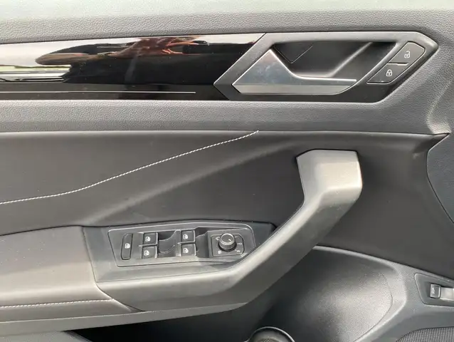 Volkswagen T-Roc view 9