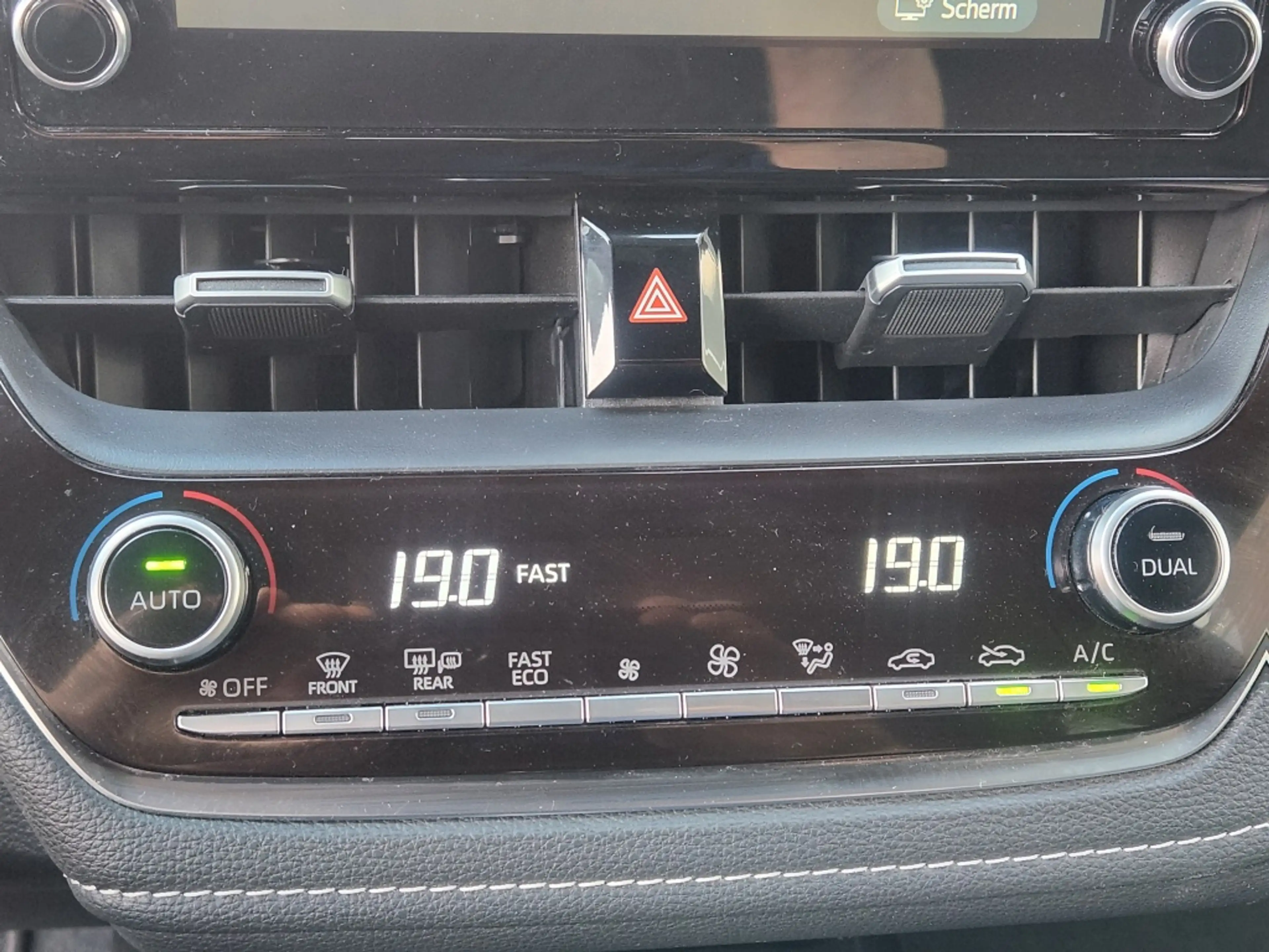 Toyota Corolla 1.2 T Active, Clima/ACC/LaneAss/Keyless/Camera/LED — photo 19