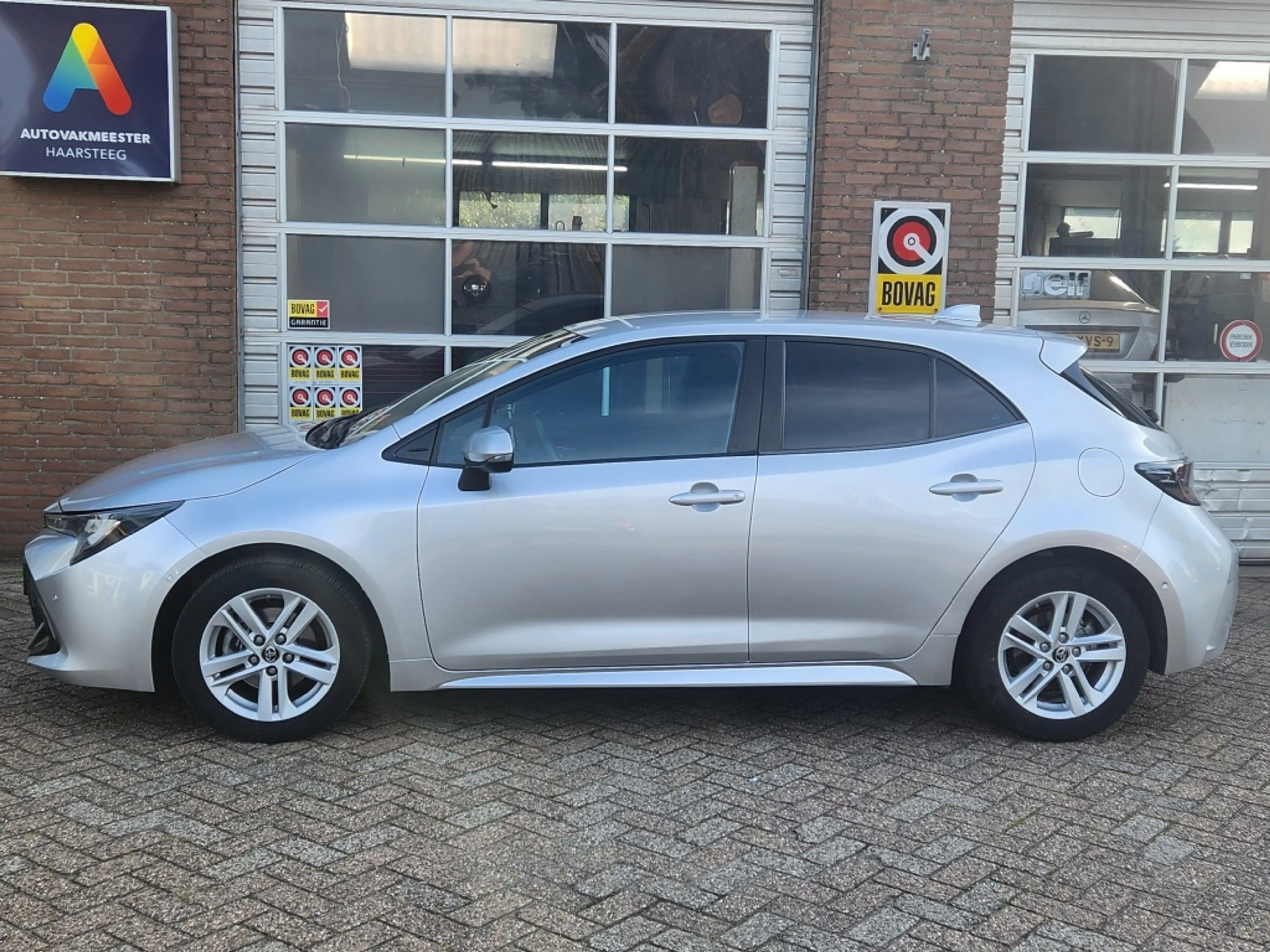 Toyota Corolla 1.2 T Active, Clima/ACC/LaneAss/Keyless/Camera/LED — photo 32