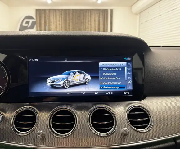 Mercedes-Benz E-Class view 30