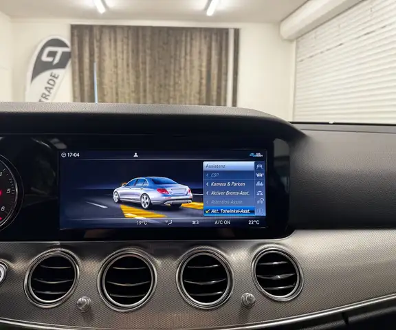 Mercedes-Benz E-Class view 27