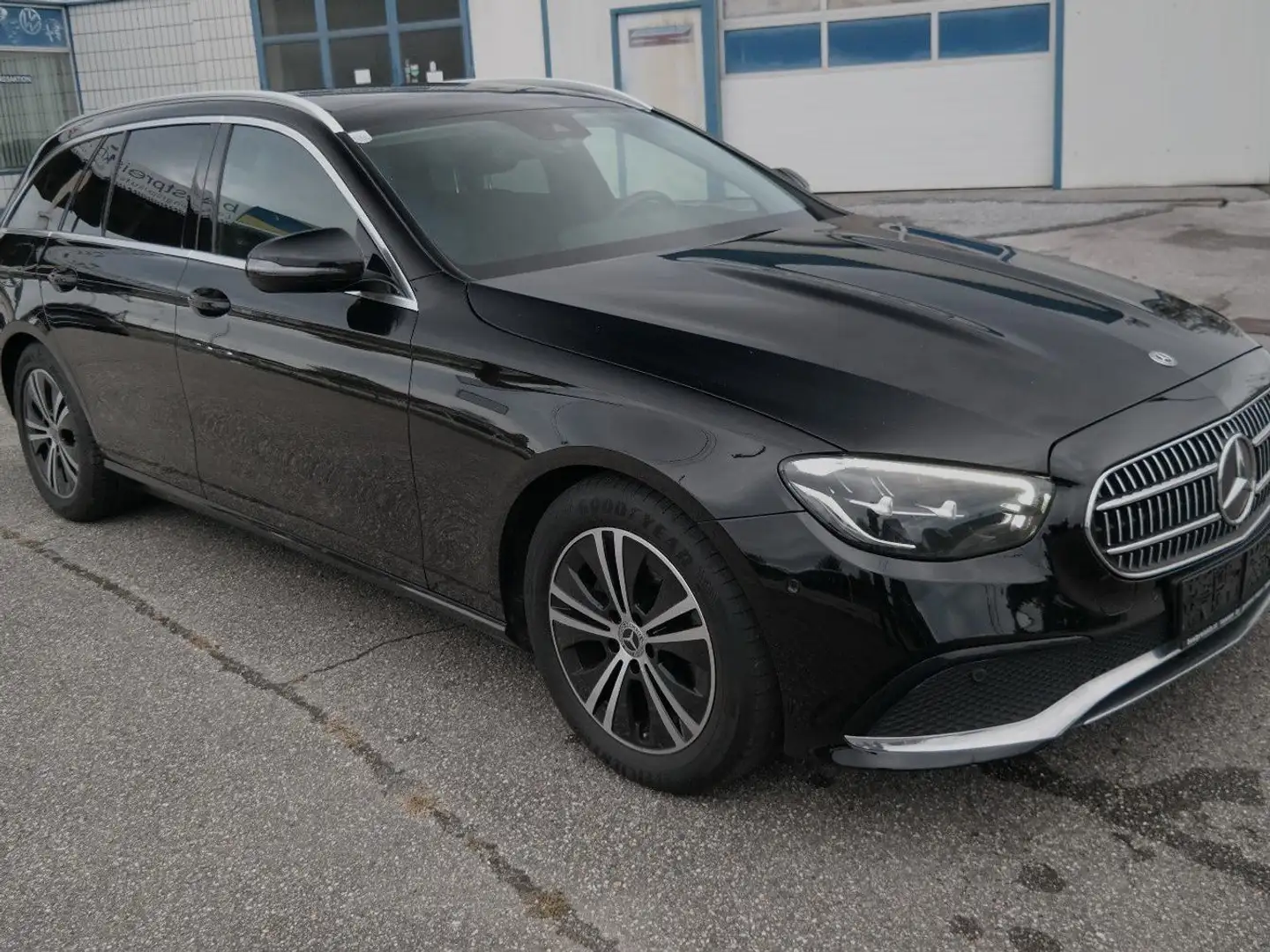 Mercedes-Benz E 200 d T Aut. Avantgarde Facelift Modell Zwart - 1