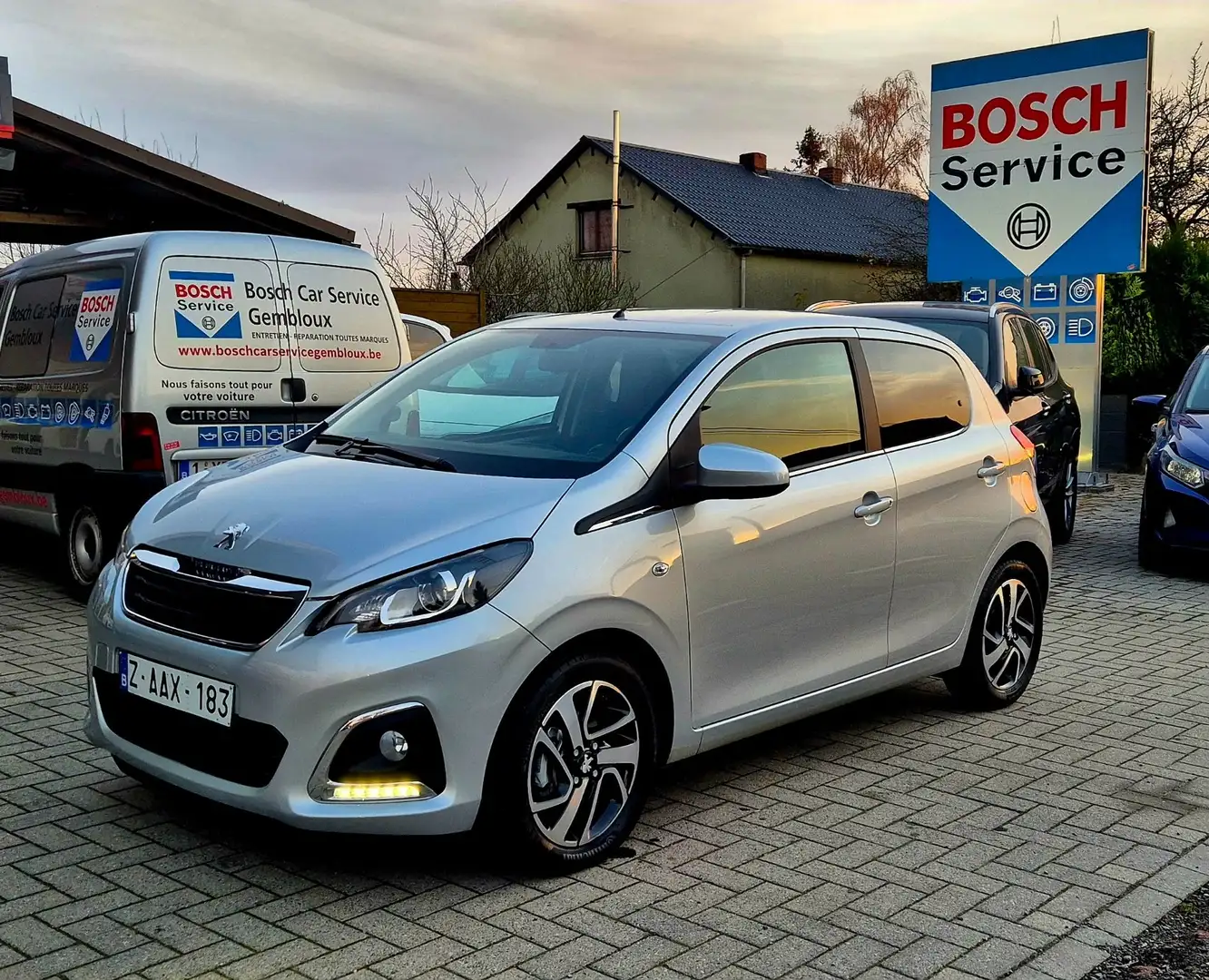Peugeot 108 108 1.0 VTi INITIALE AUTOMATIQUE Grijs - 1