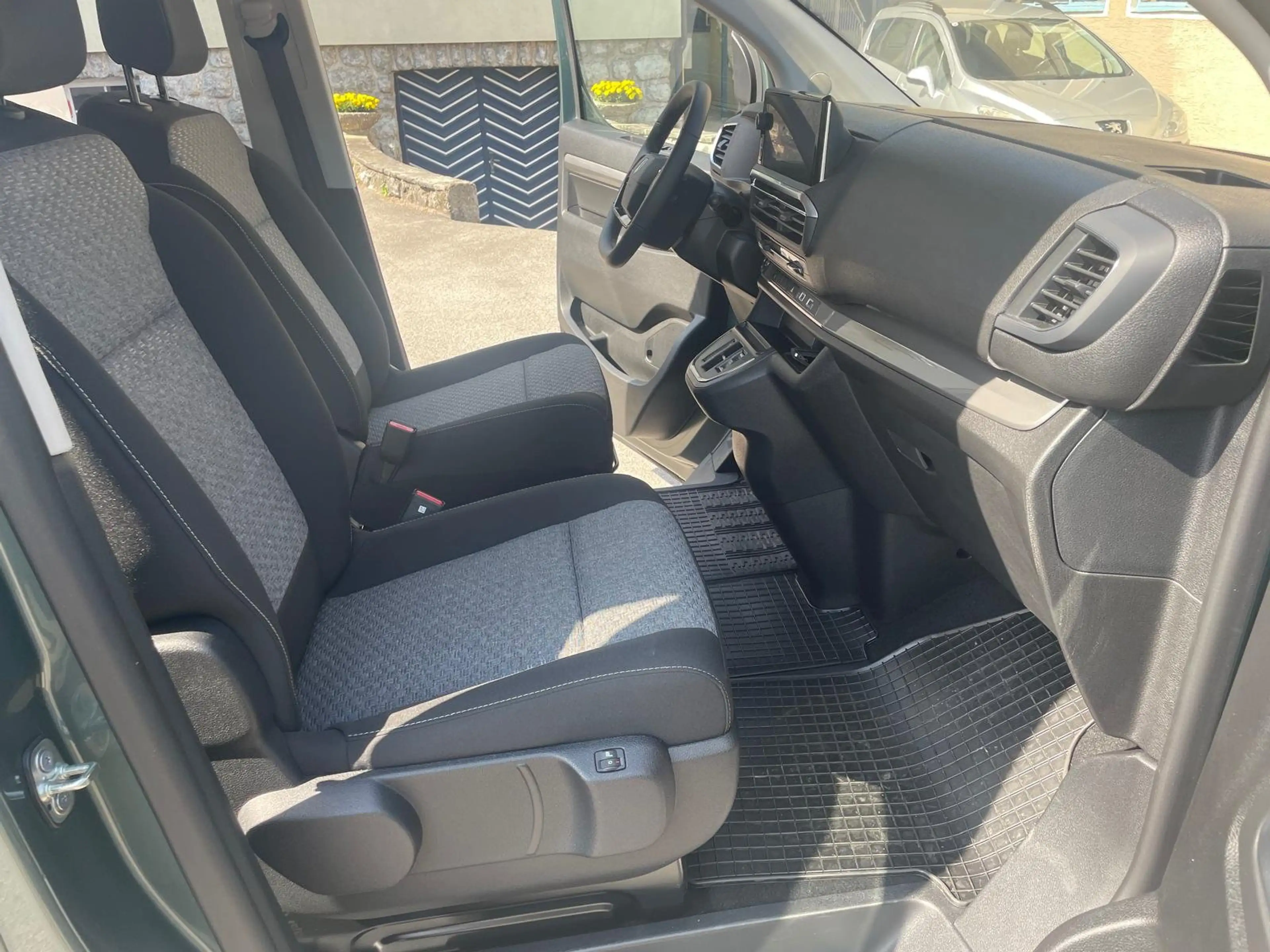 Peugeot Traveller Traveller Business BlueHDi 180 EAT8 Business — photo 6