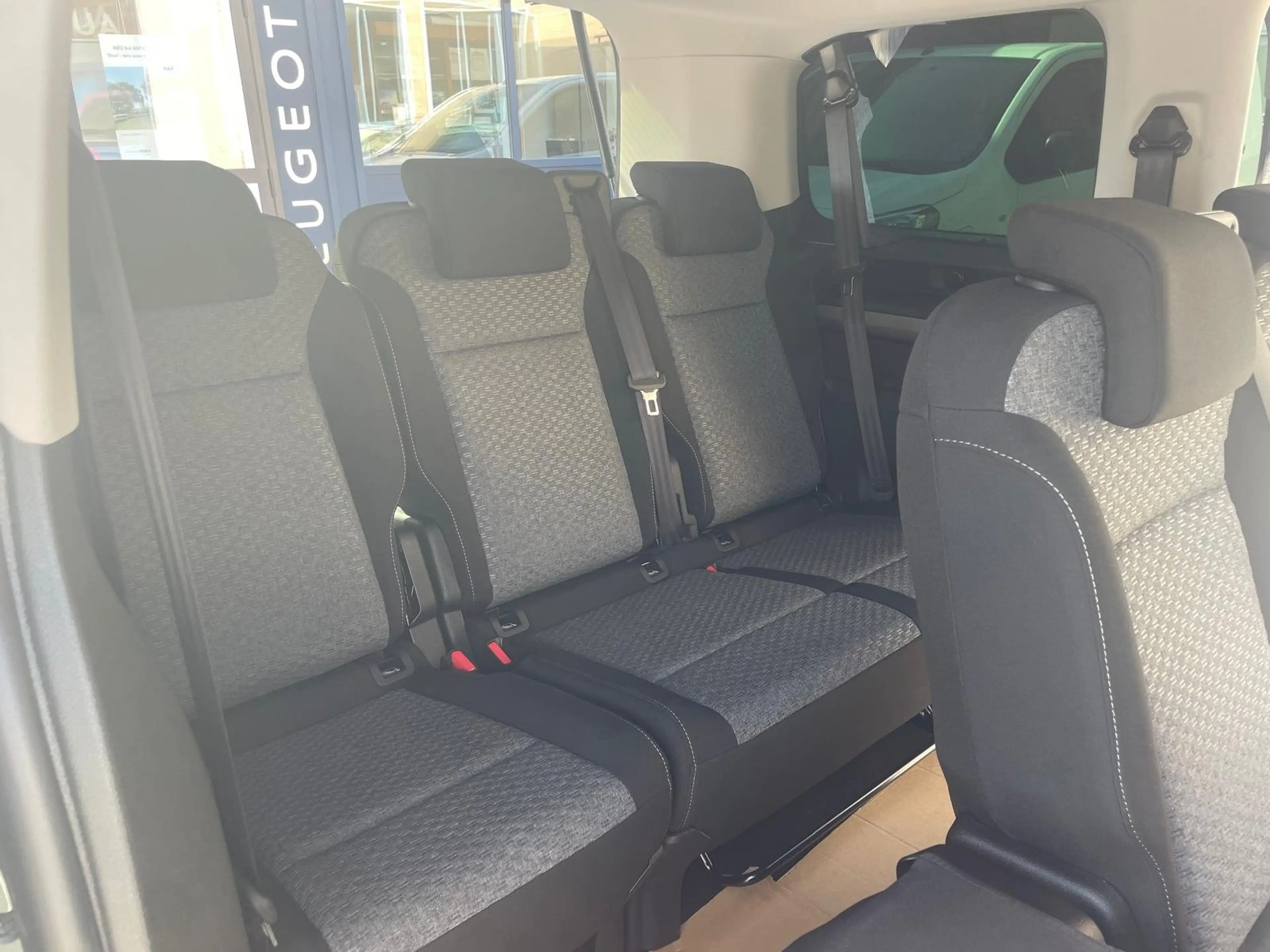 Peugeot Traveller Traveller Business BlueHDi 180 EAT8 Business — photo 8