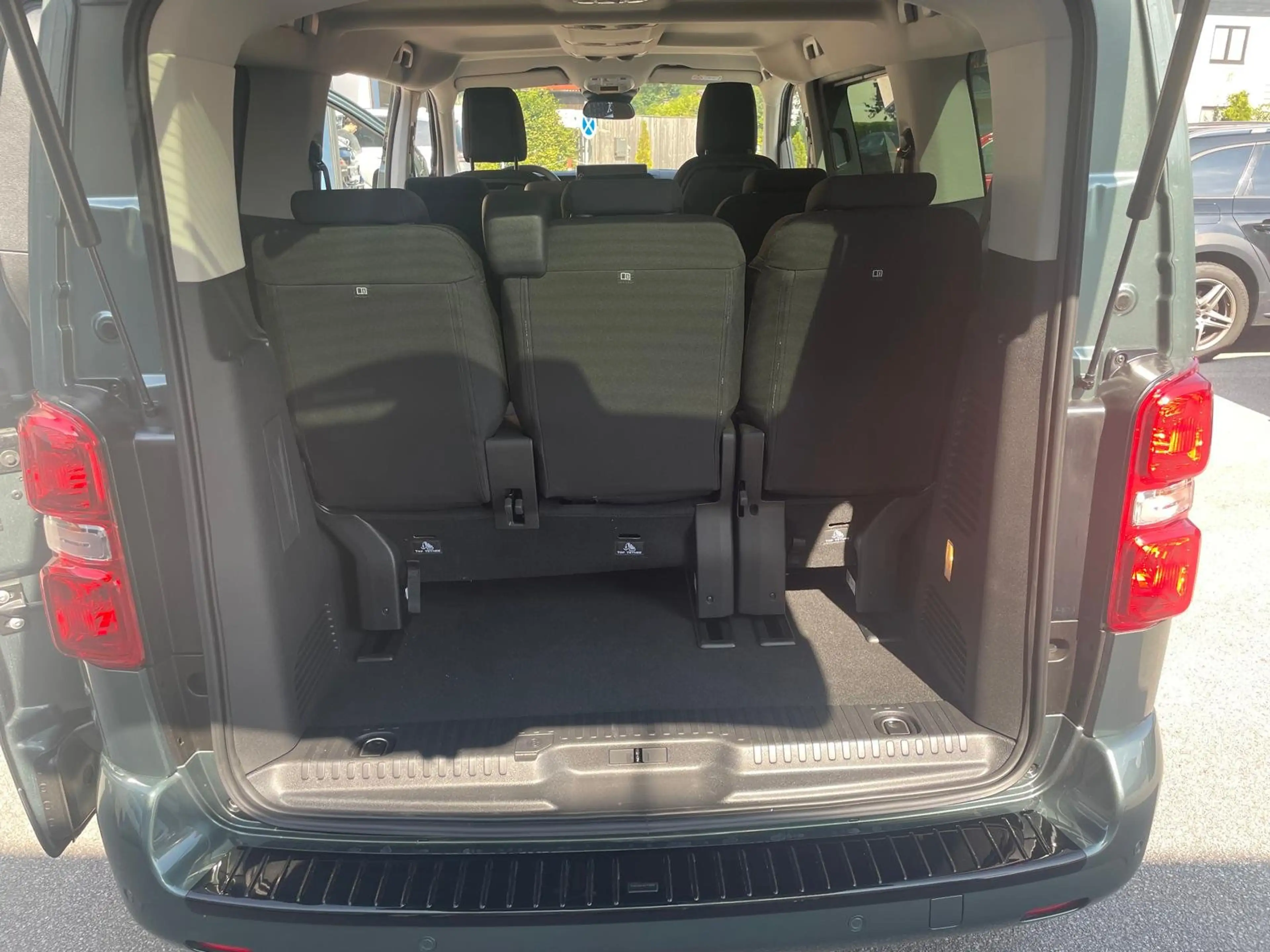 Peugeot Traveller Traveller Business BlueHDi 180 EAT8 Business — photo 9