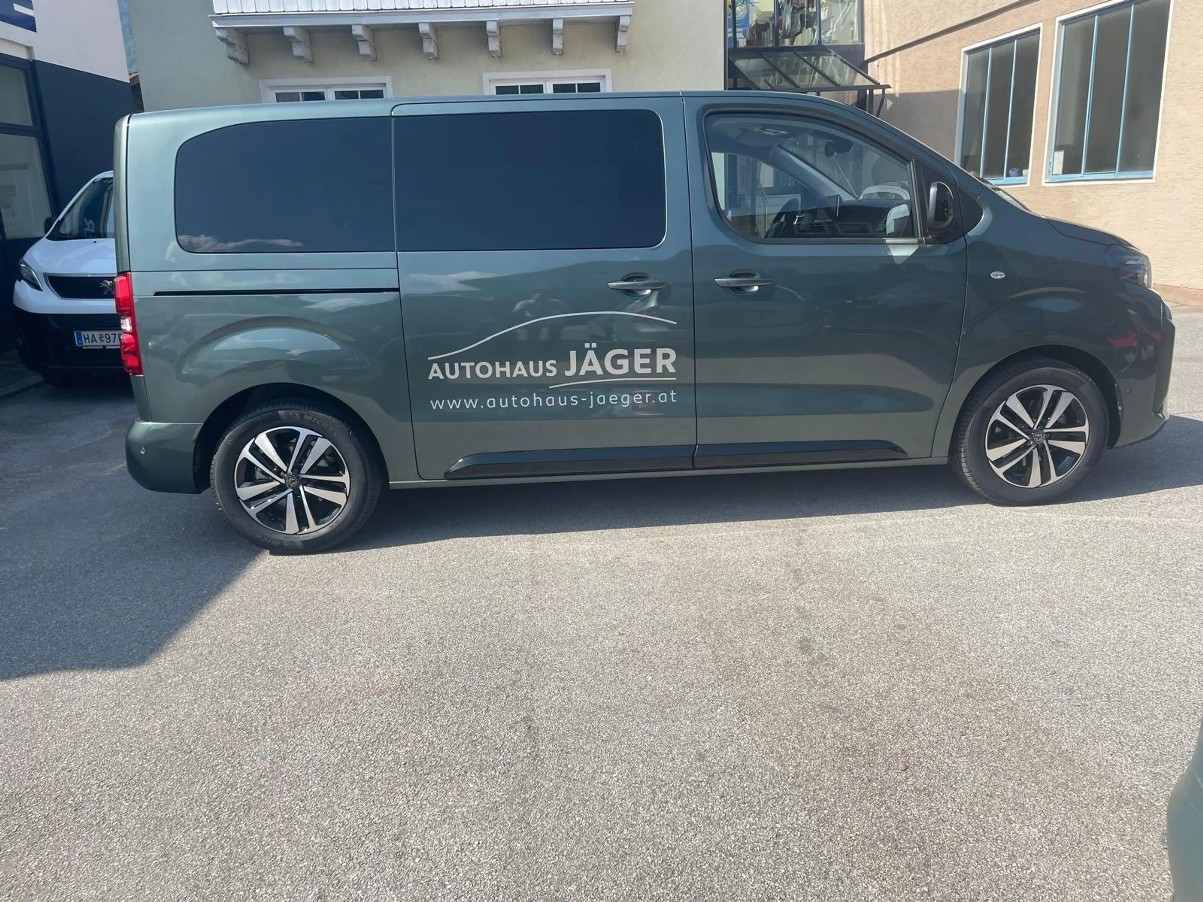 Peugeot Traveller Traveller Business BlueHDi 180 EAT8 Business — photo 2