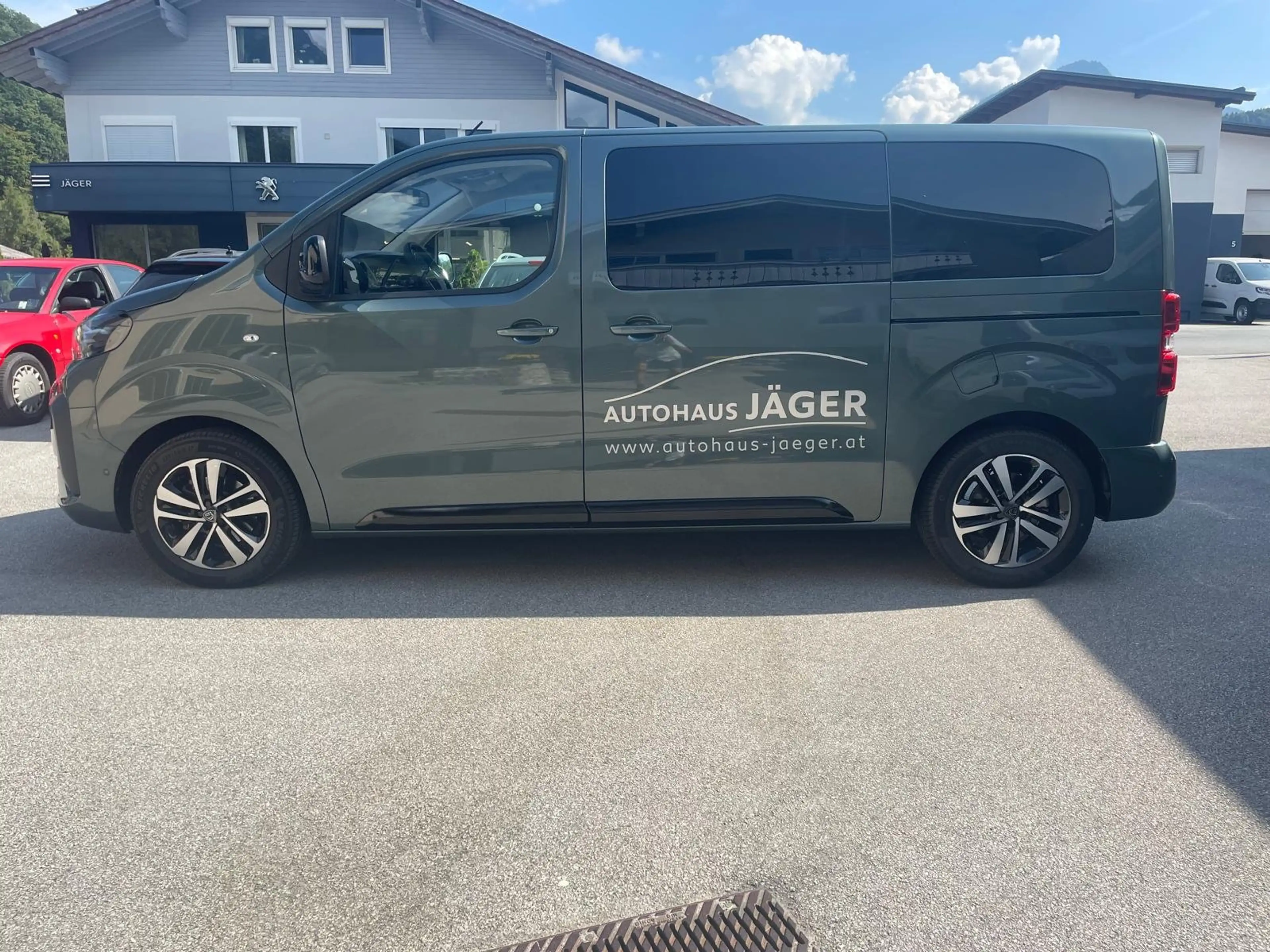 Peugeot Traveller Traveller Business BlueHDi 180 EAT8 Business — photo 3