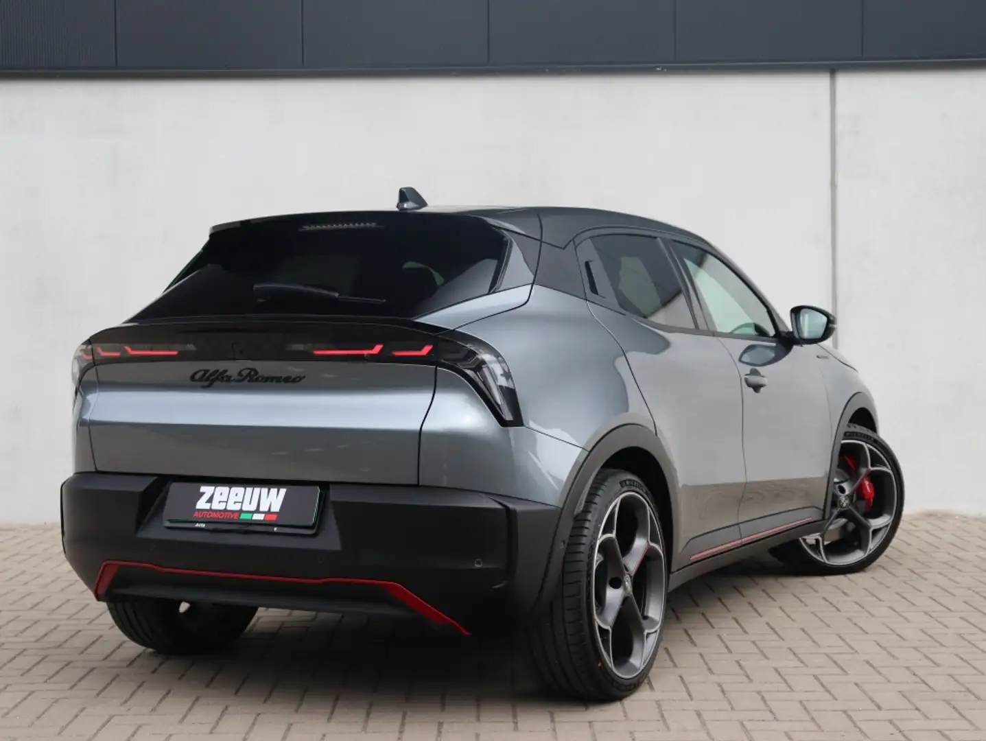 Alfa Romeo Junior Veloce 54 kWh 280 PK | Sport Pack | Techno Pack | Grijs - 2