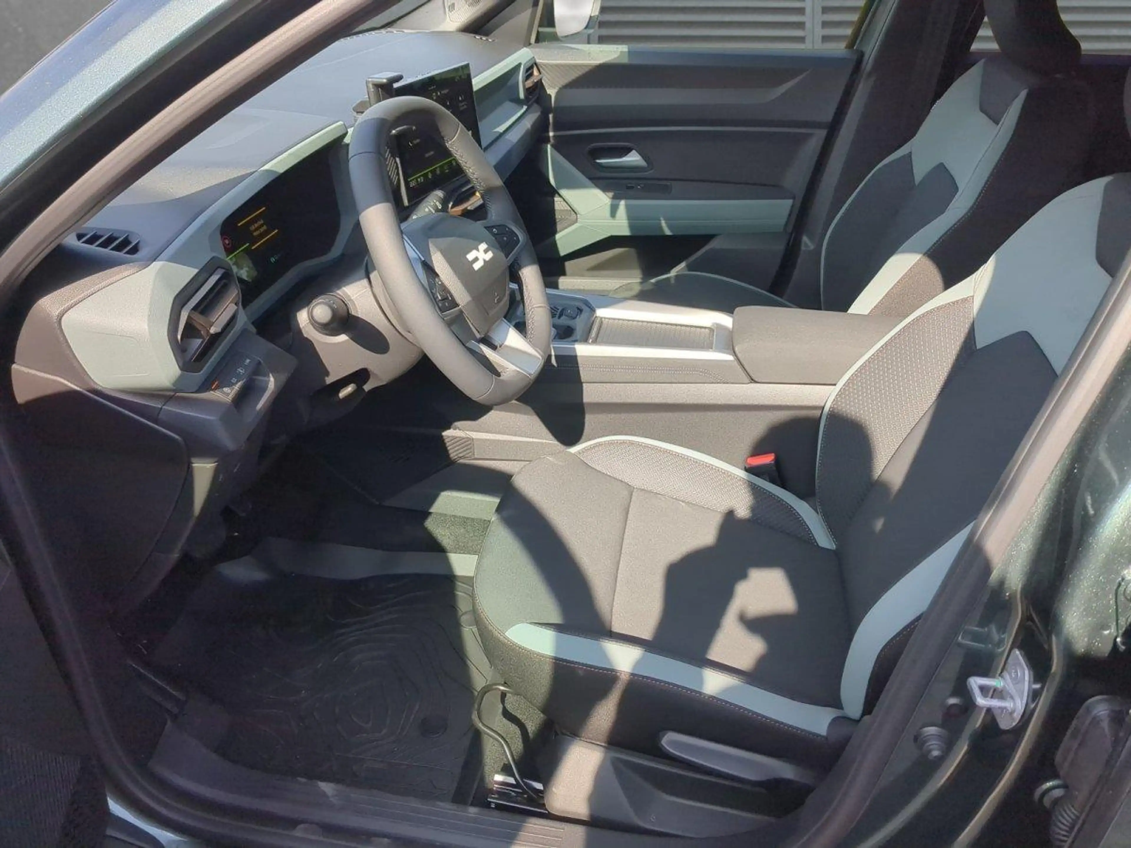 Dacia Bigster SHZ LED PDC RFK Extreme Hybrid 155 116 kW (158 ... — photo 4
