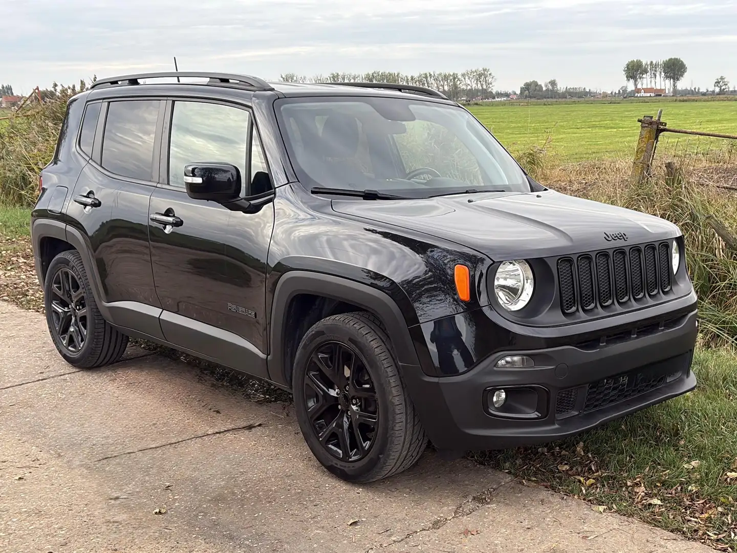 Jeep Renegade 1.6 E-torQ Longitude Zwart - 1