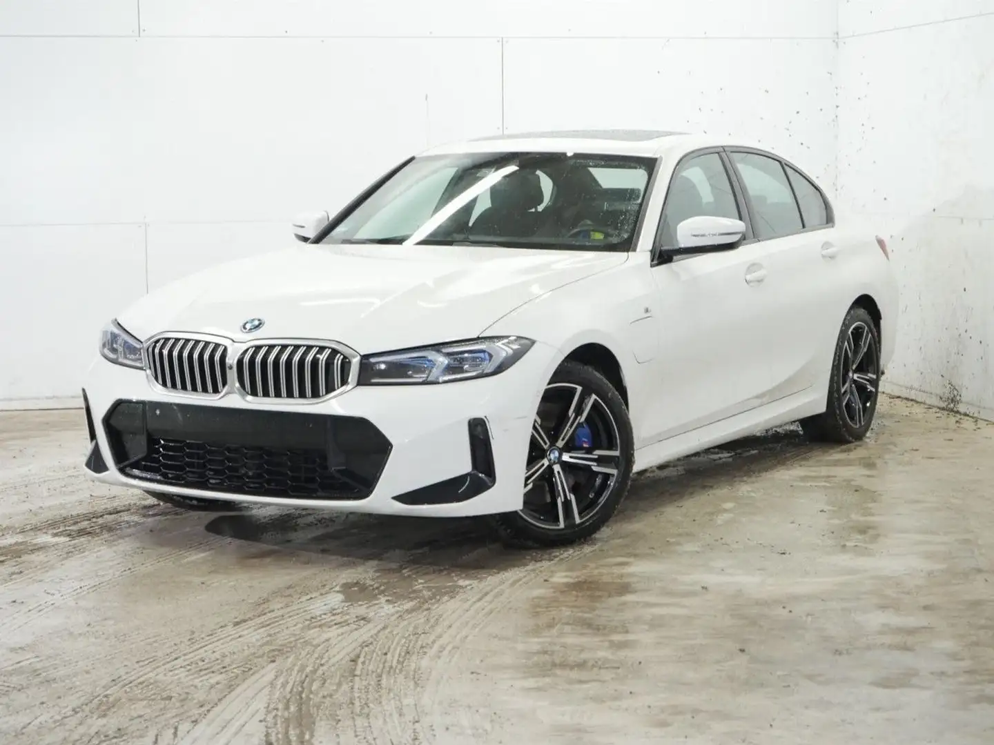 BMW 330 e M Sport HUD GlasD.SuView.Ha/Ka.Ad-Fahrw.AHK Weiß - 2