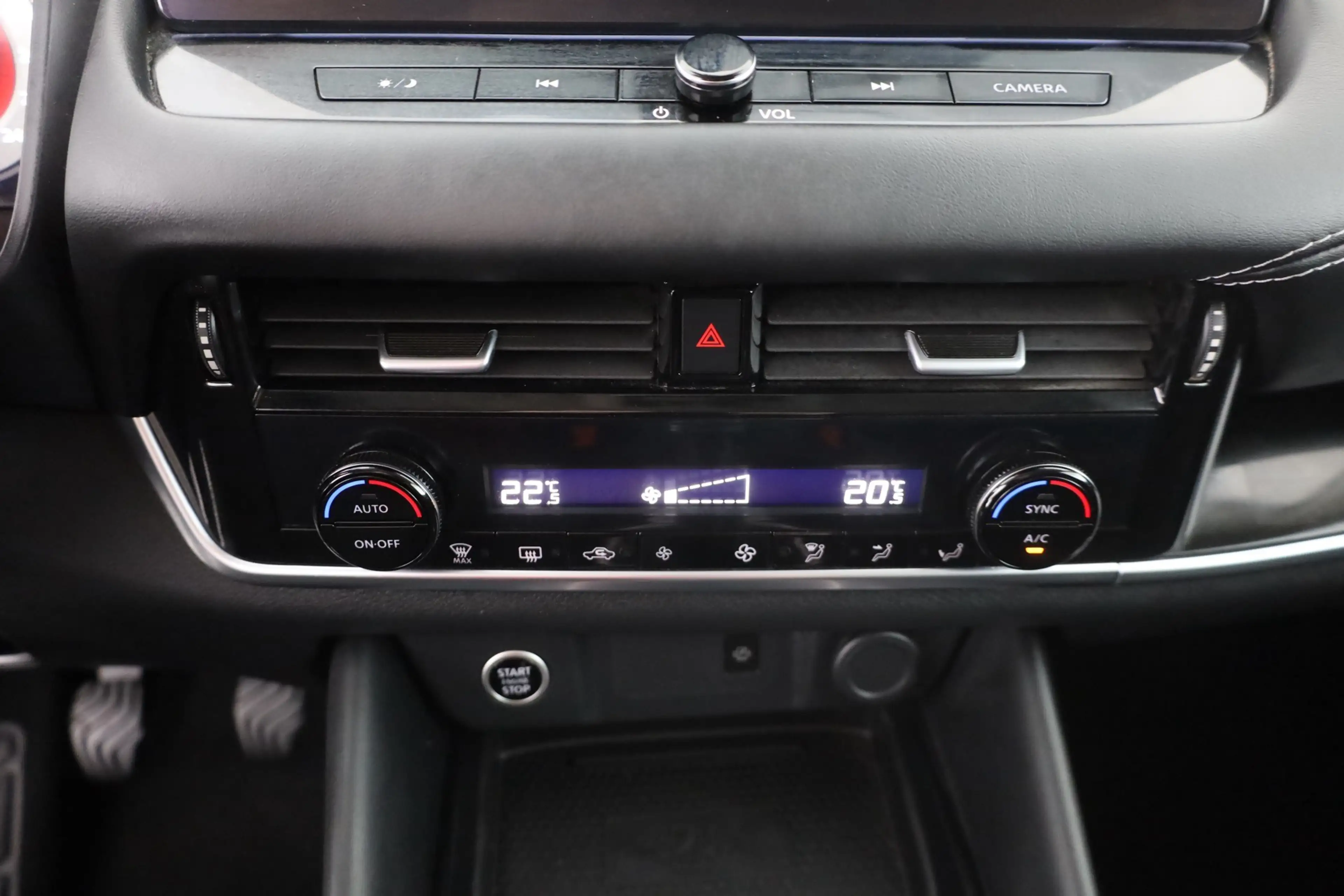 Nissan Qashqai N-Connecta 1.3 Dig-T LED ACC Navi 360° — photo 12