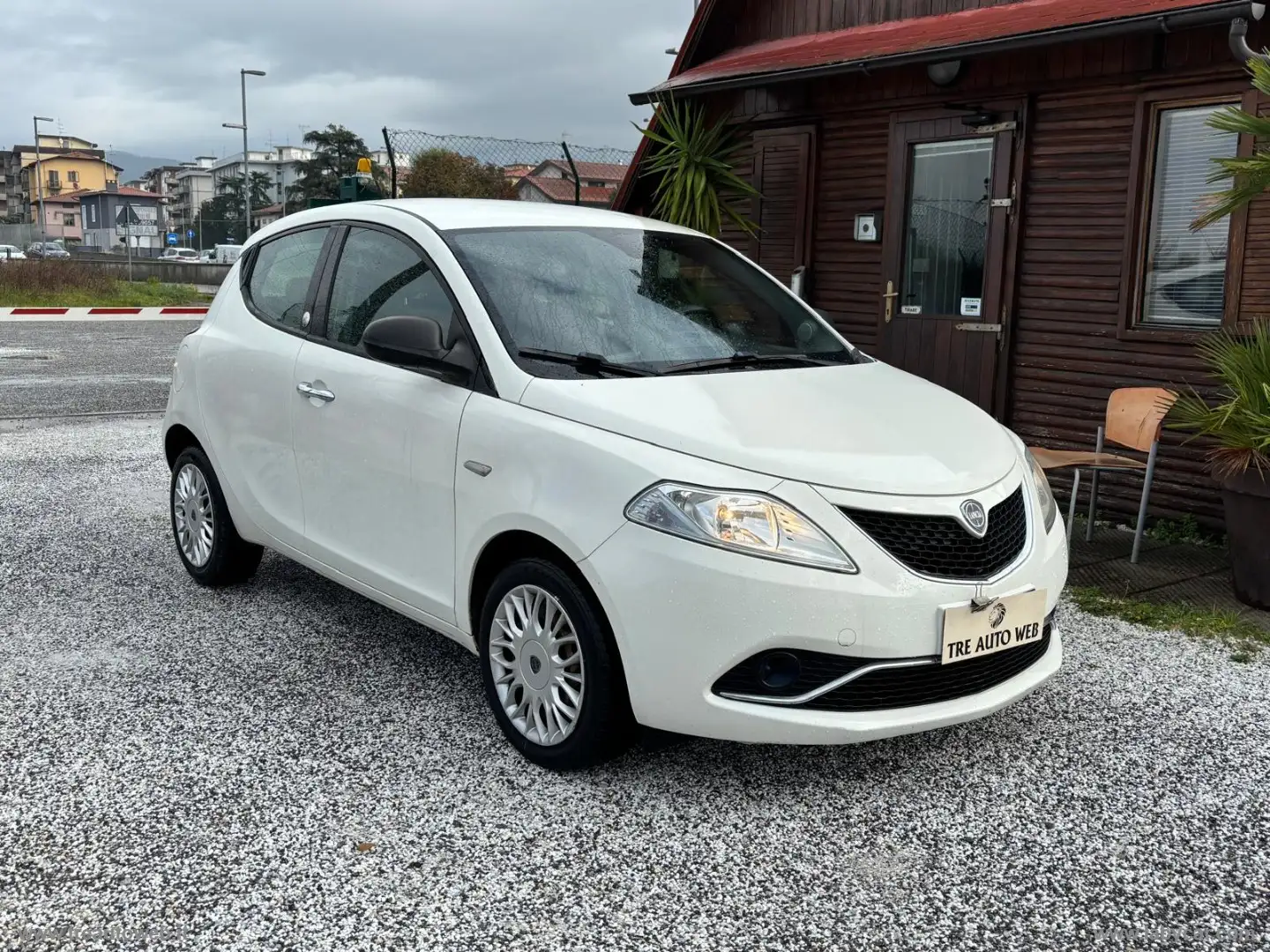 Lancia Ypsilon 1.2 69 CV 5p. GPL Ecochic Gold Blanc - 2
