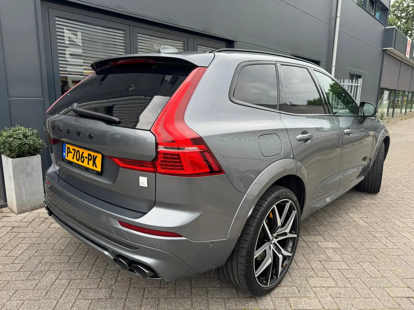 Volvo XC60 2.0 T8 AWD Polestar Engineered (HEICO) Grijs - 2