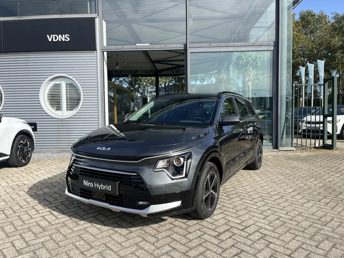 Kia Niro 1.6 GDi H. DynamicLine uit voorraad leverbaar Grijs - 2