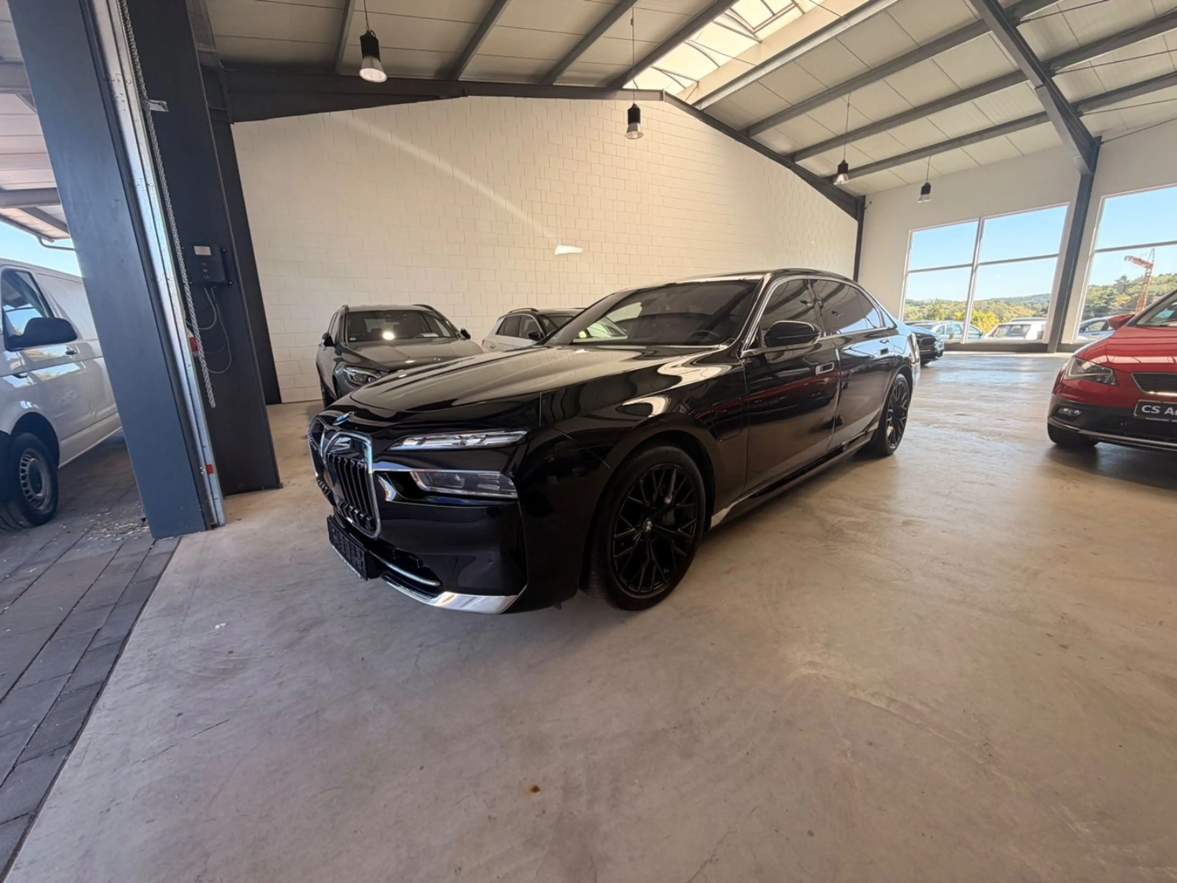 BMW 750 e xDrive  CinemaTV+B&W Loung Nachlaß 50% — photo 2