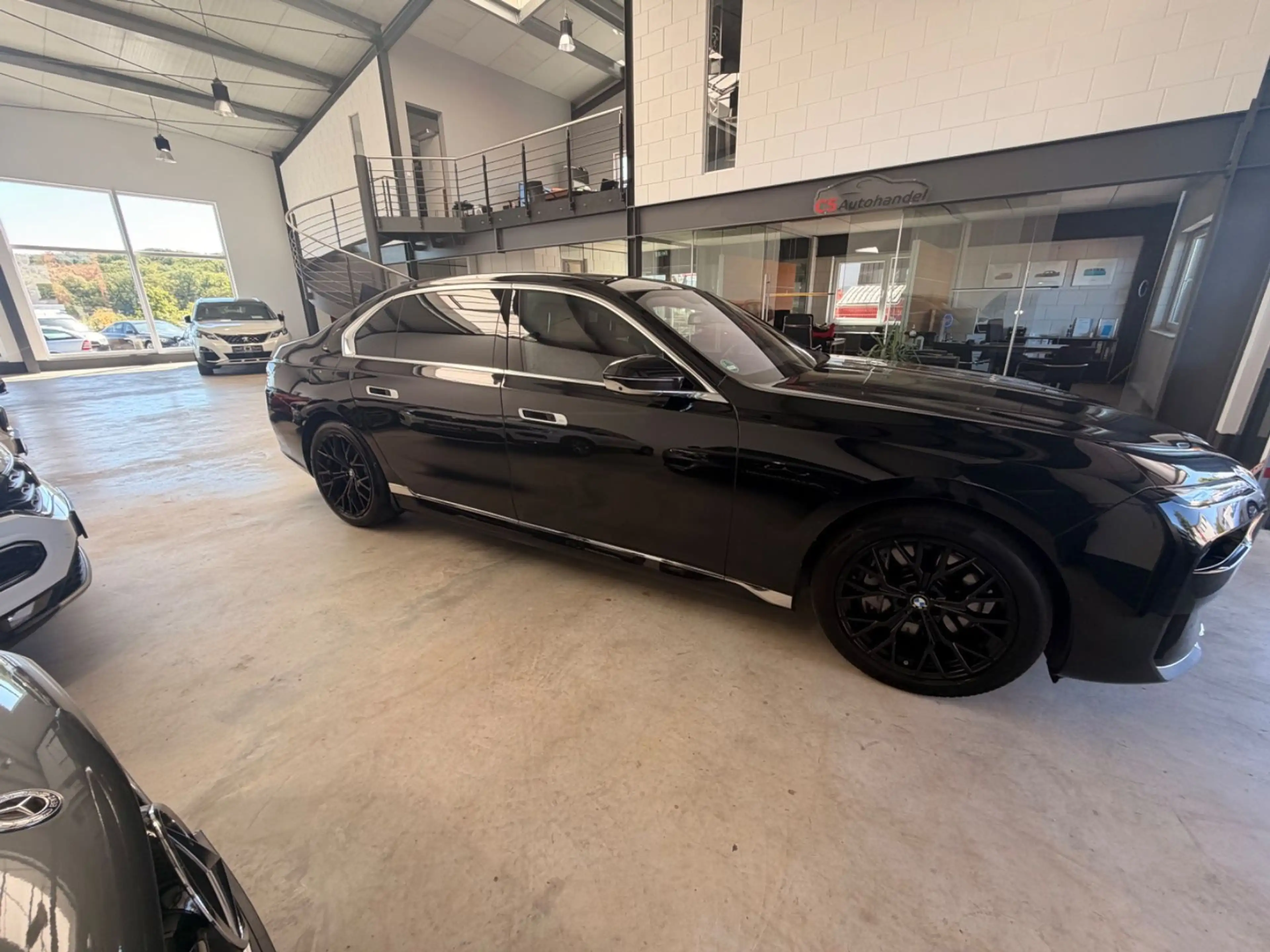 BMW 750 e xDrive  CinemaTV+B&W Loung Nachlaß 50% — photo 3