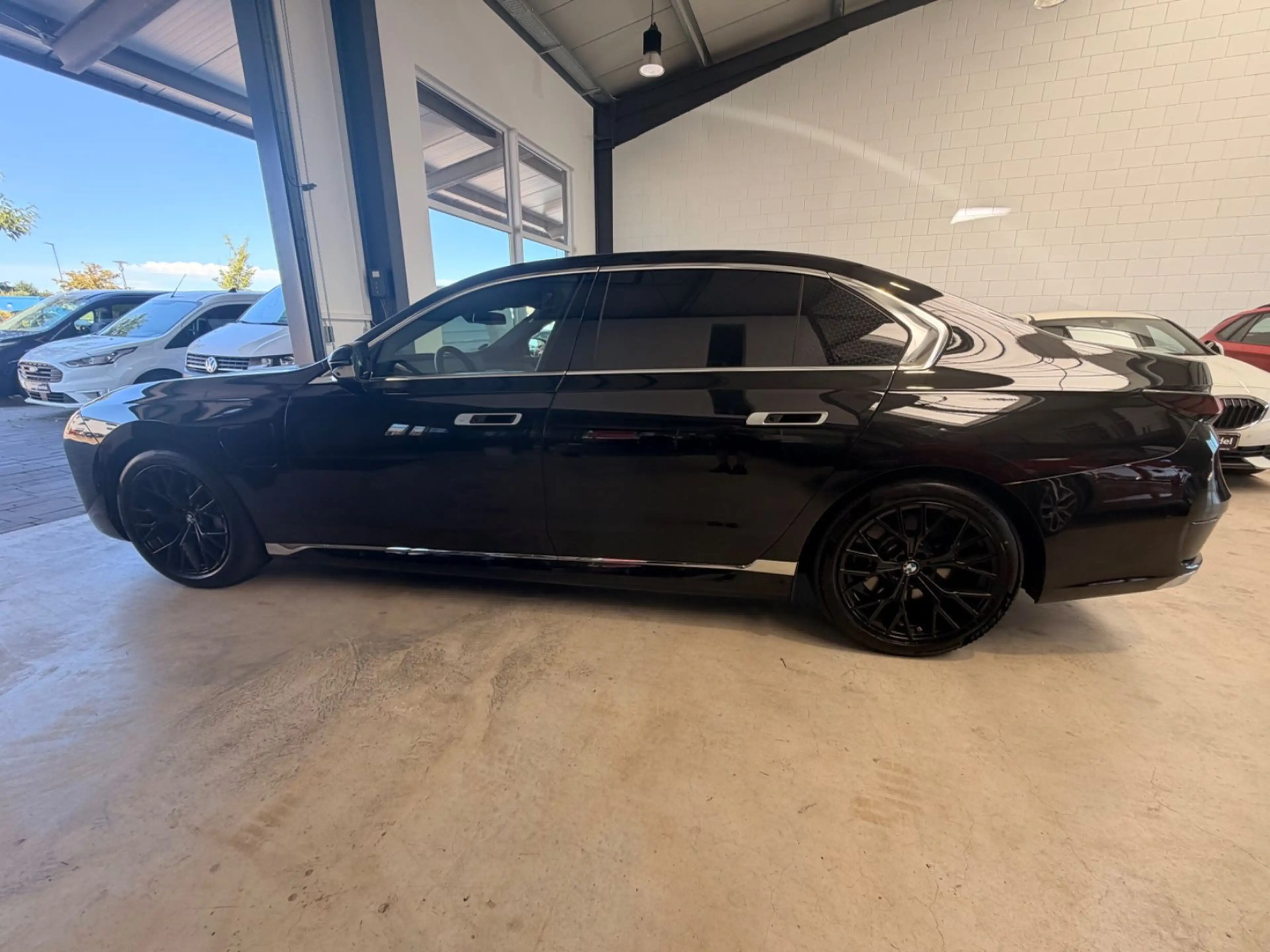 BMW 750 e xDrive  CinemaTV+B&W Loung Nachlaß 50% — photo 10