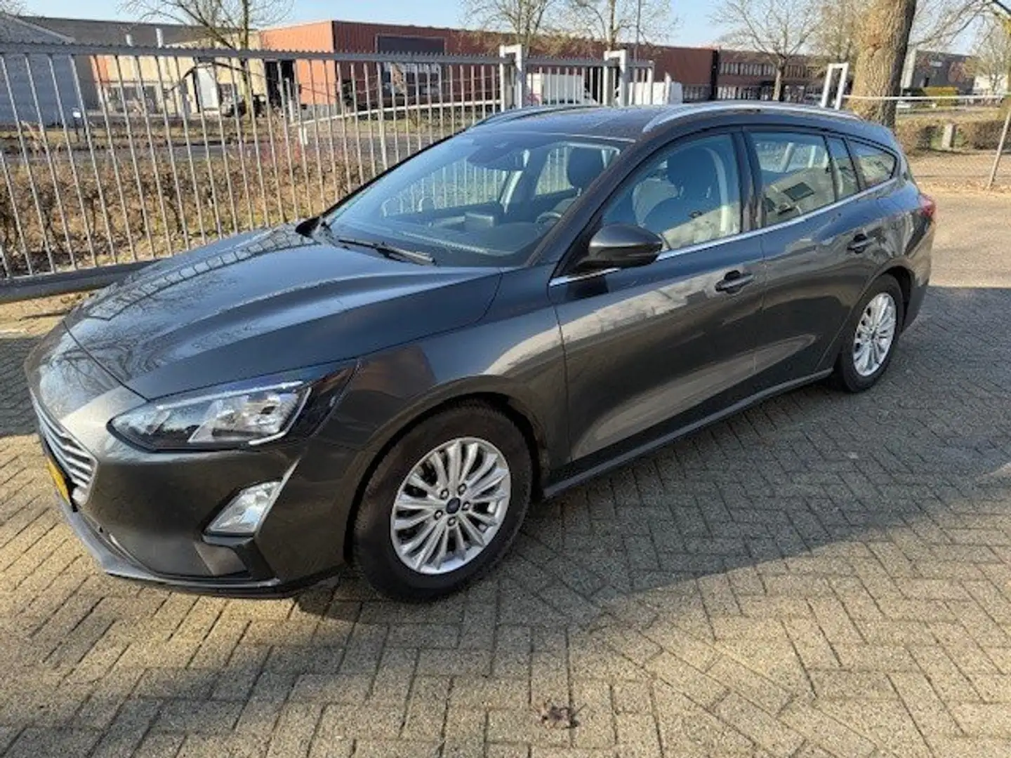 Ford Focus Focus 1.0 EcoB. Tit. Bns Grijs - 1