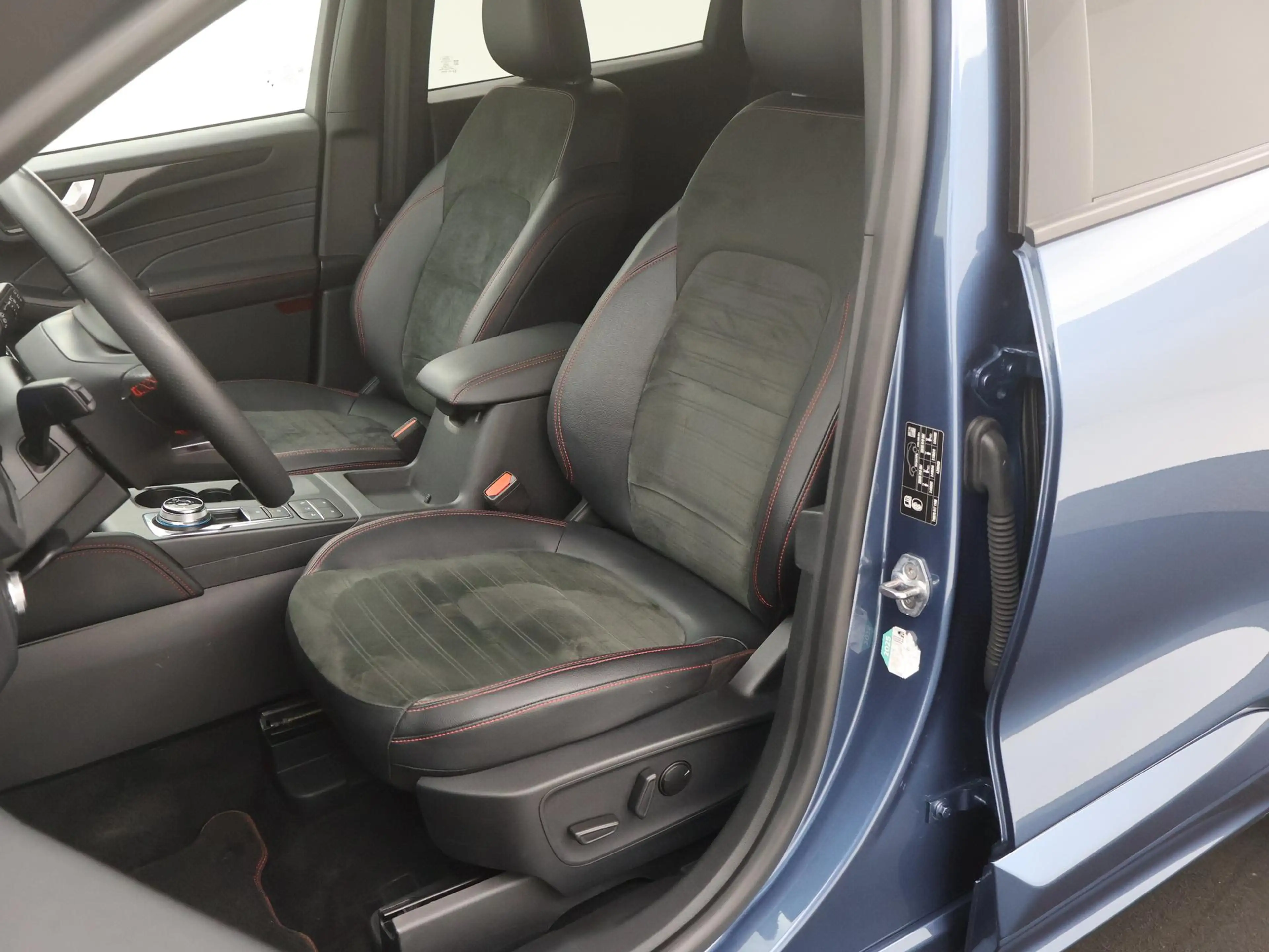 Ford Kuga 2.5 PHEV ST-Line X TREKH|HEAD-UP|WINTERPACK|B&O|BL — photo 33