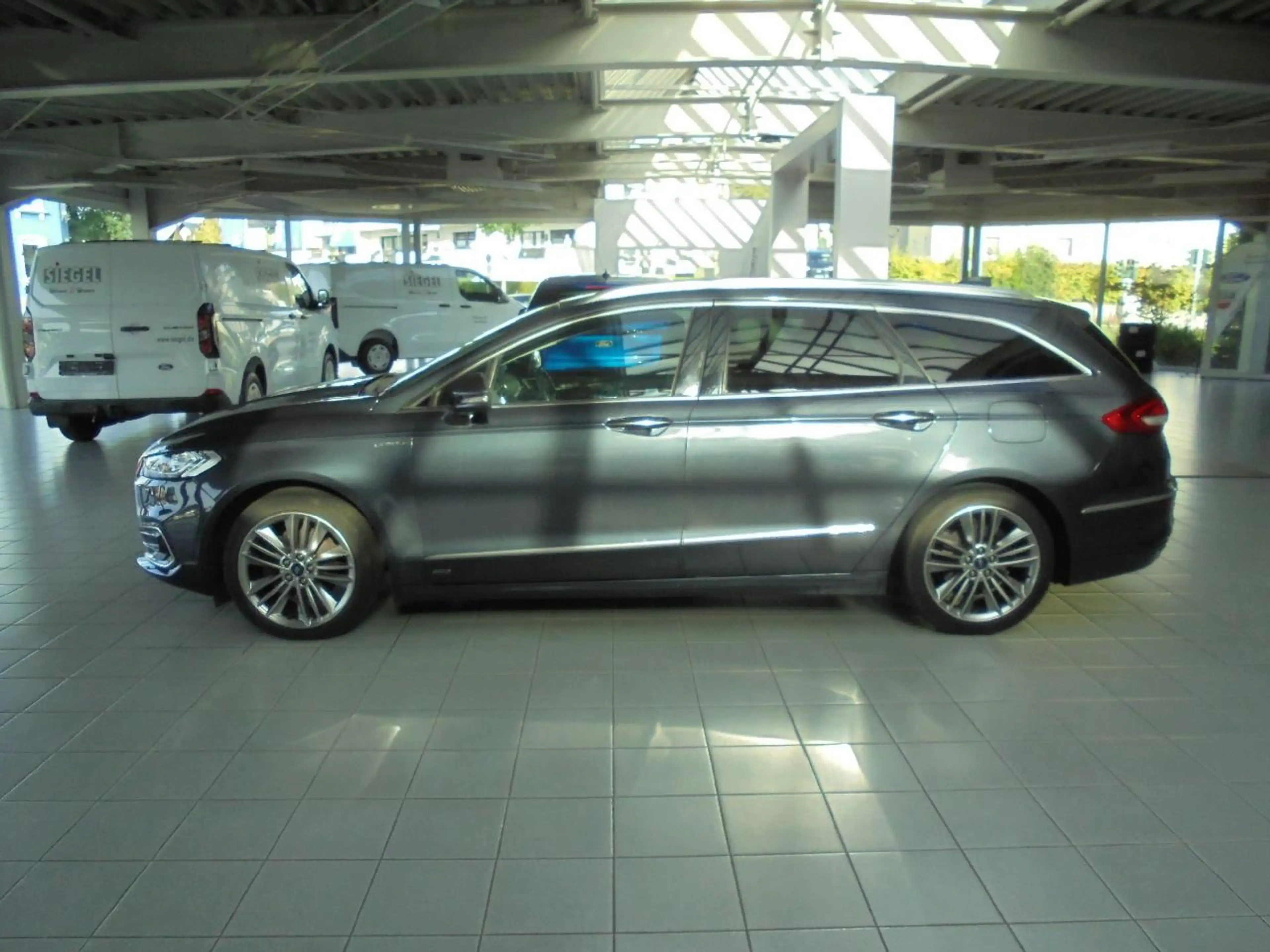 Ford Mondeo Vignale AWD — photo 3