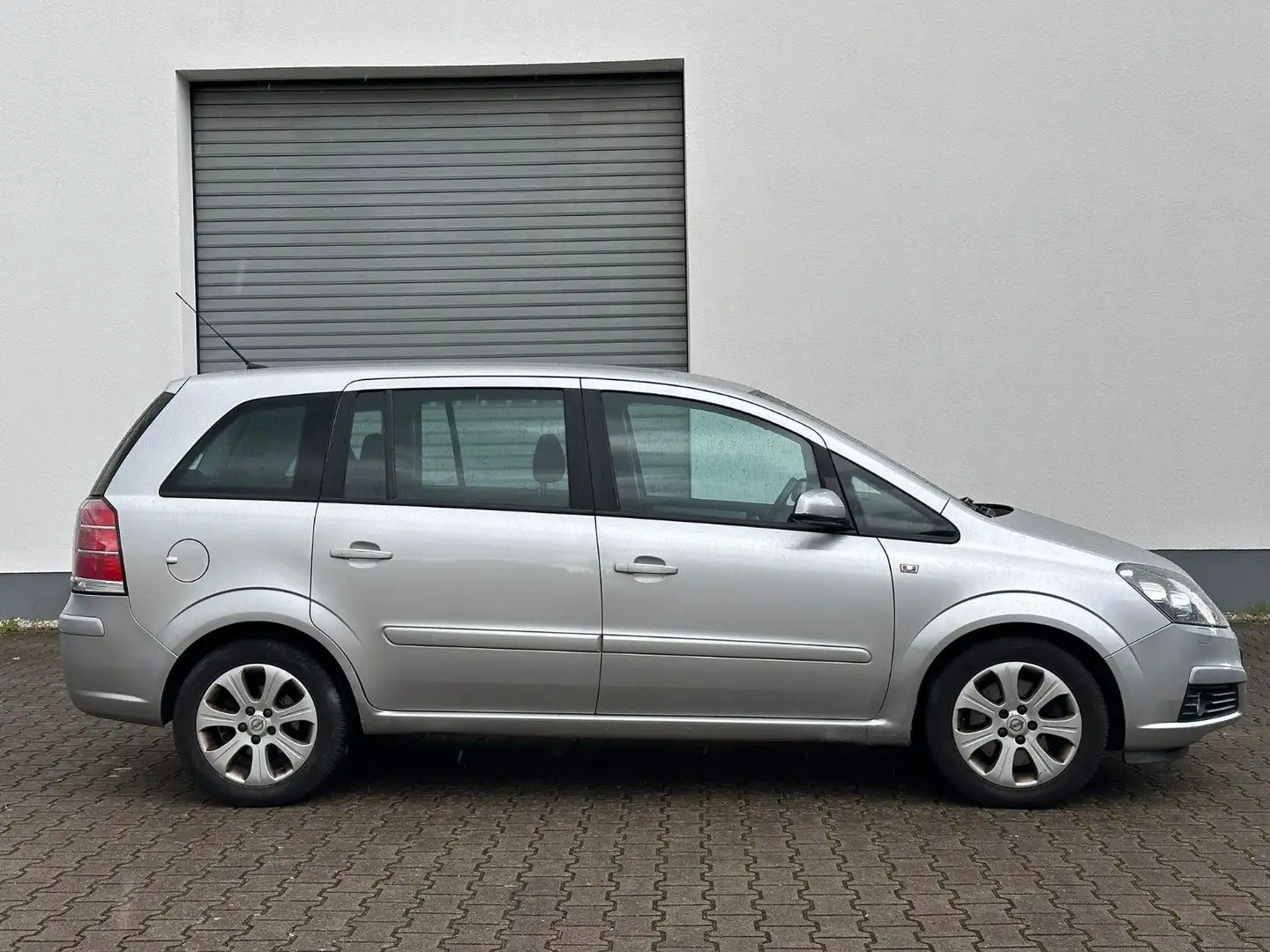 Opel Zafira B 2.2 CATCH ME*TÜV neu*Klima*SHZ*Navi Zilver - 2