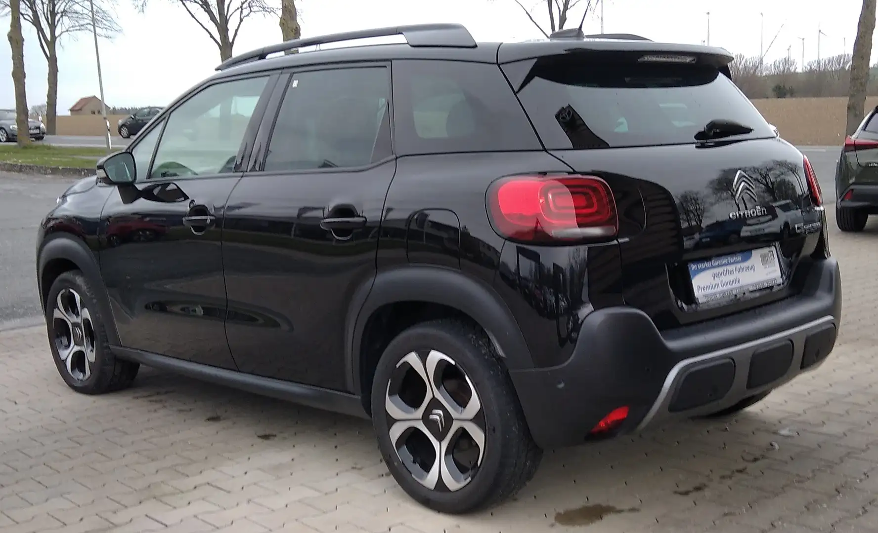 Citroen C3 Aircross Shine *Automatik* Glasdach, Navi, Tempomat, Kamera Schwarz - 2