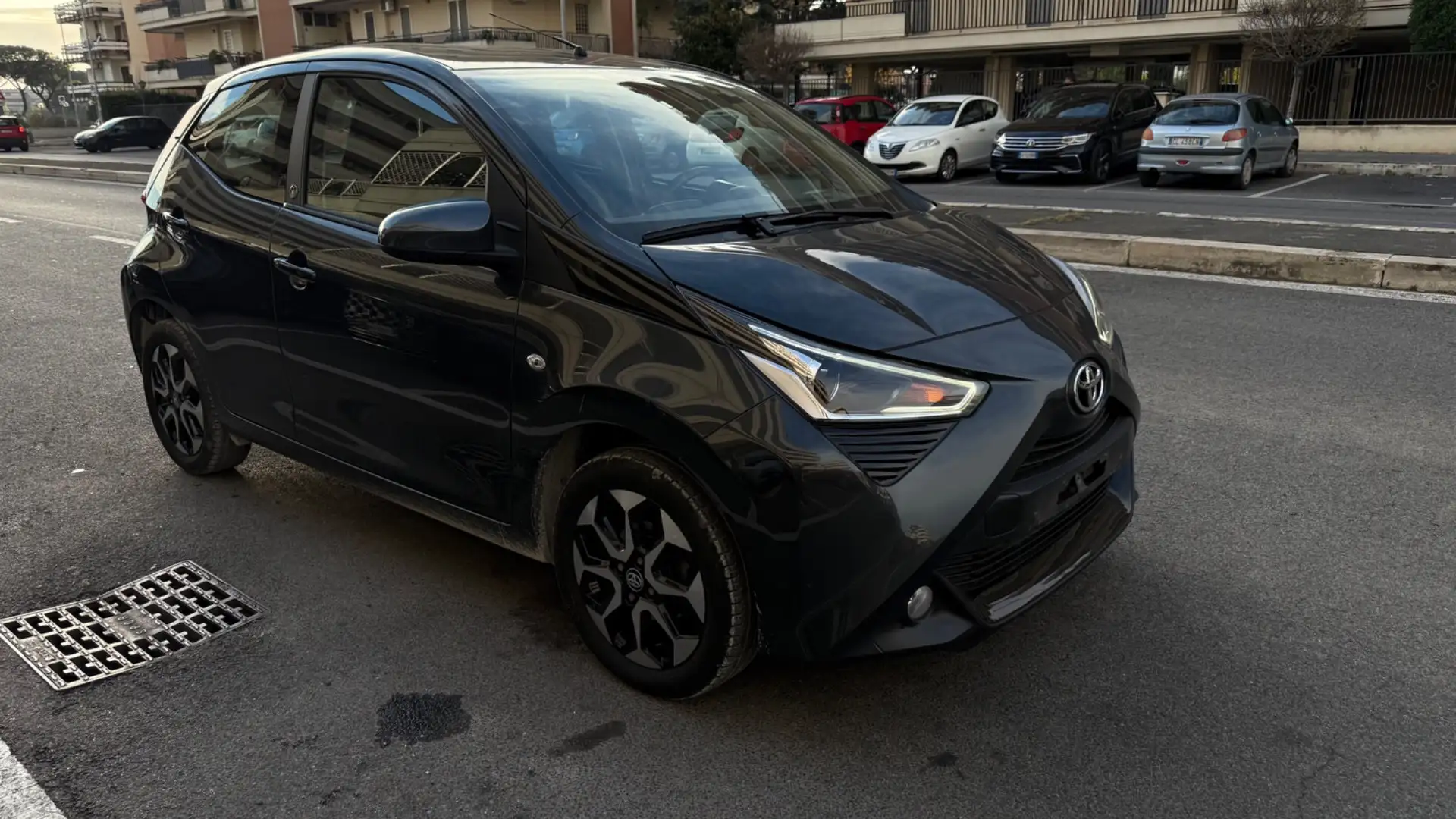 Toyota Aygo Connect 1.0 VVT-i 72 CV 5 porte x-play MMT LED NAV Šedá - 2
