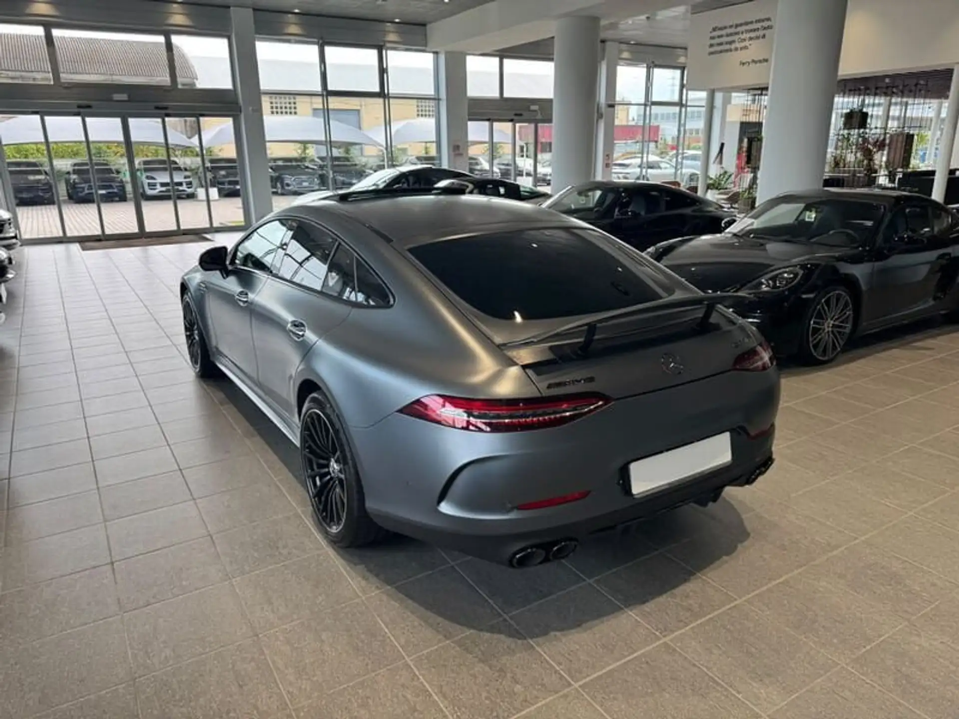 Mercedes-Benz AMG GT 2023 회색 사진 4