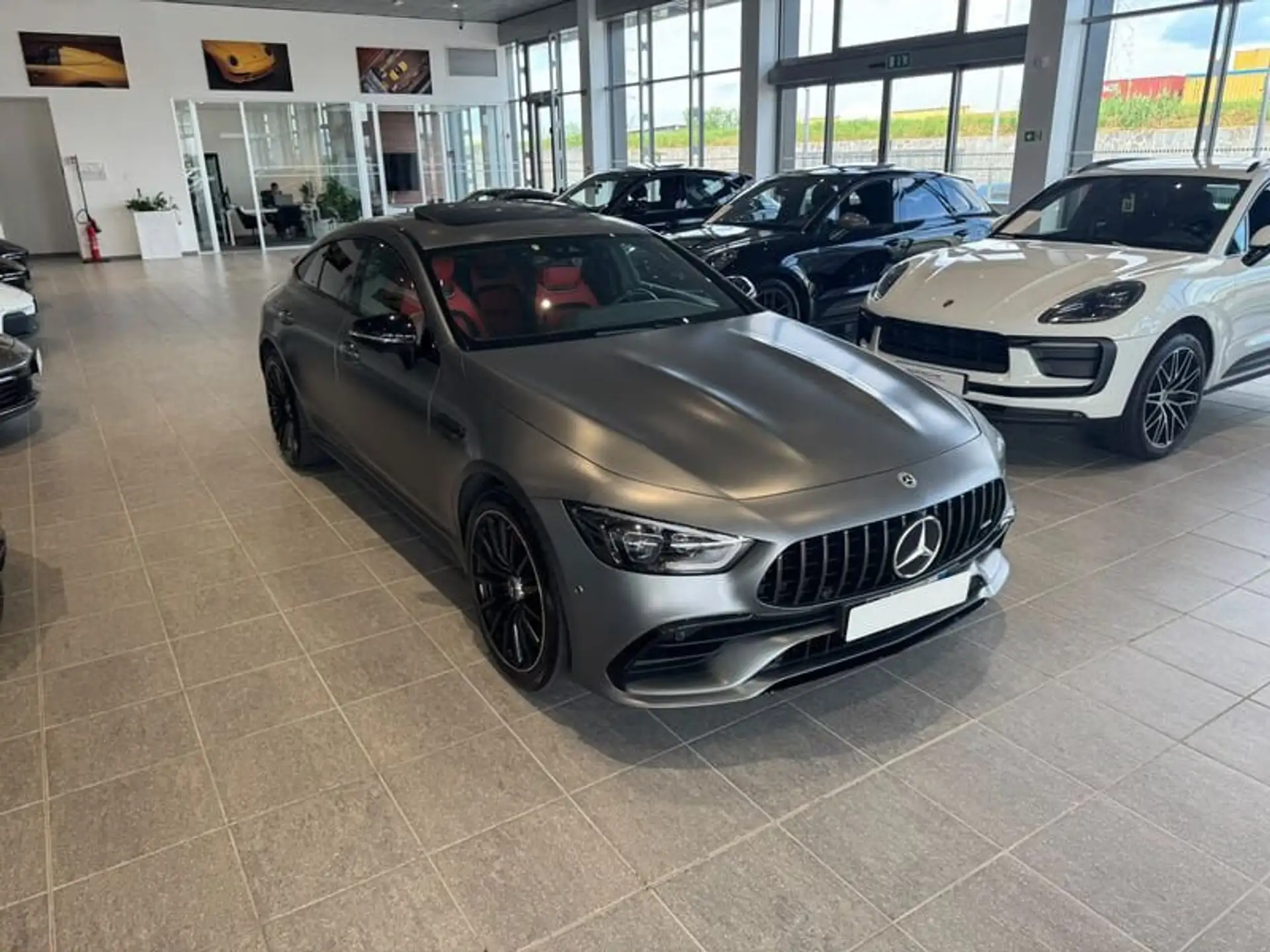 Mercedes-Benz AMG GT 2023 회색 사진 3