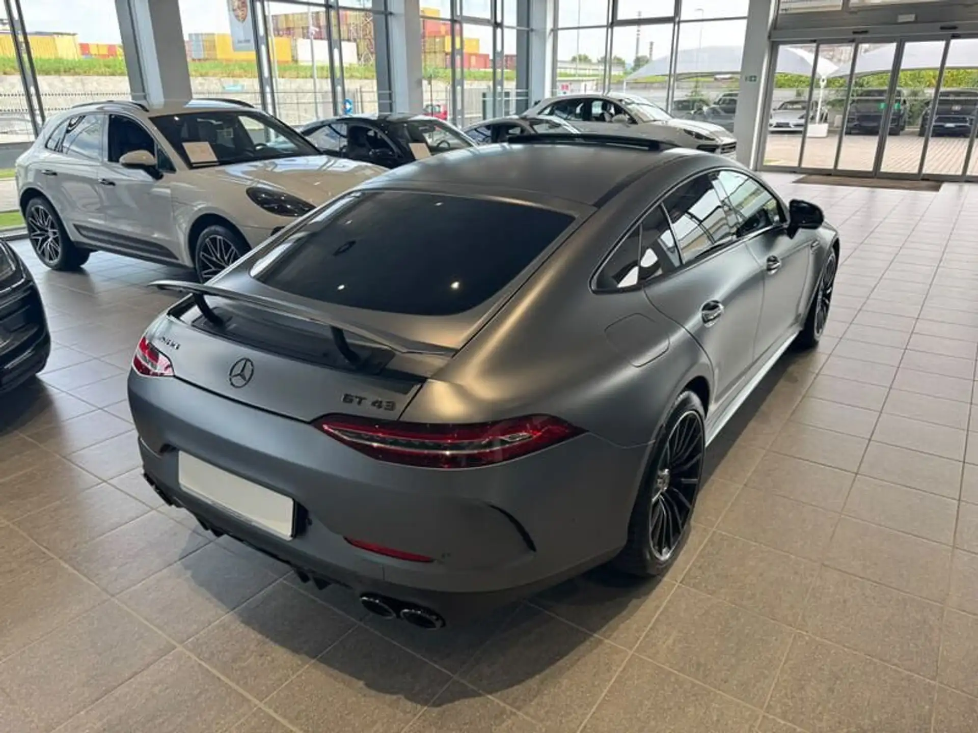 Mercedes-Benz AMG GT 2023 회색 사진 6