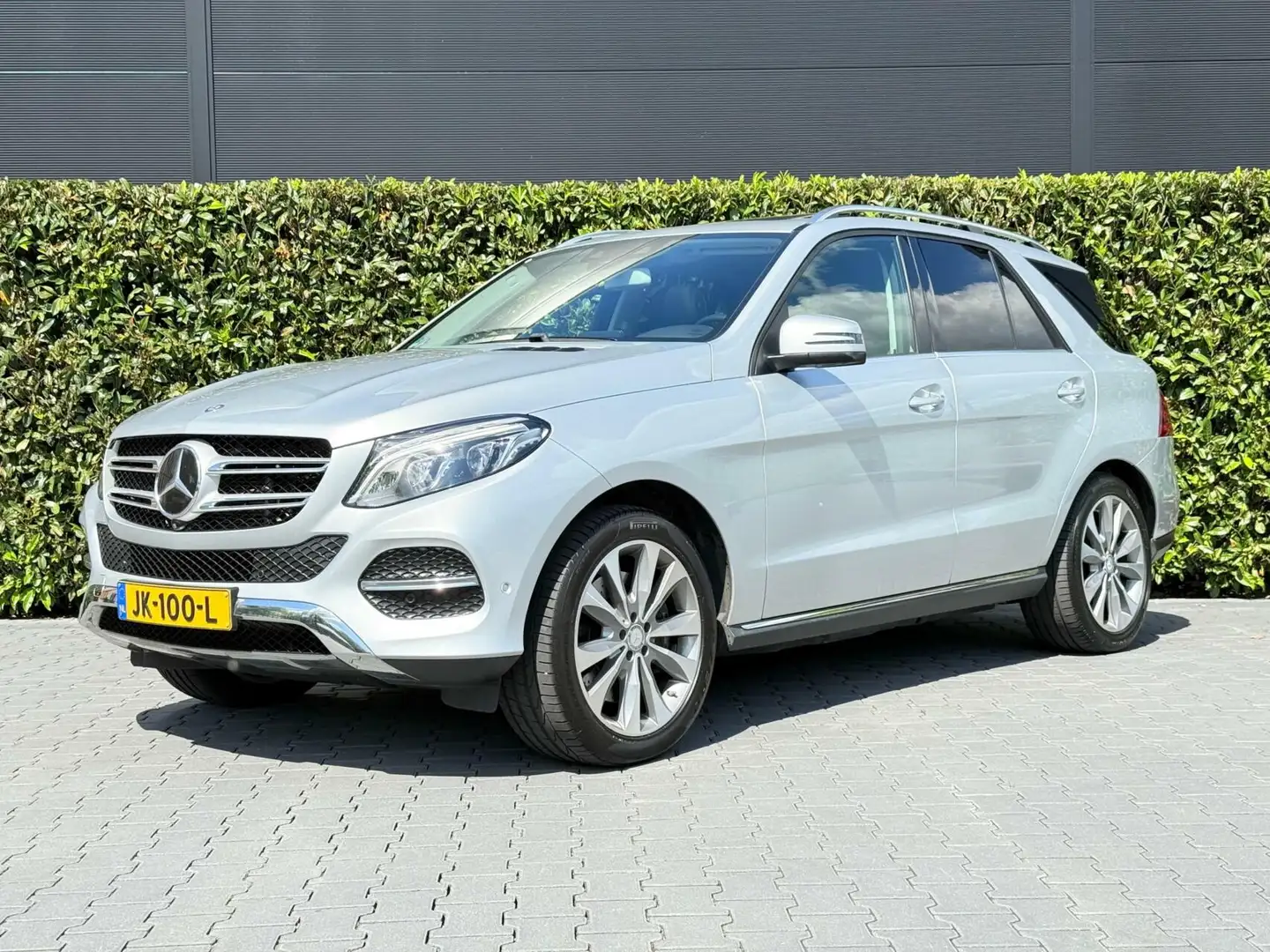Mercedes-Benz GLE 500 e 4MATIC, AIRMATIC, ADAPTIVE CRUISE, LEDER, SCHUIF Šedá - 1