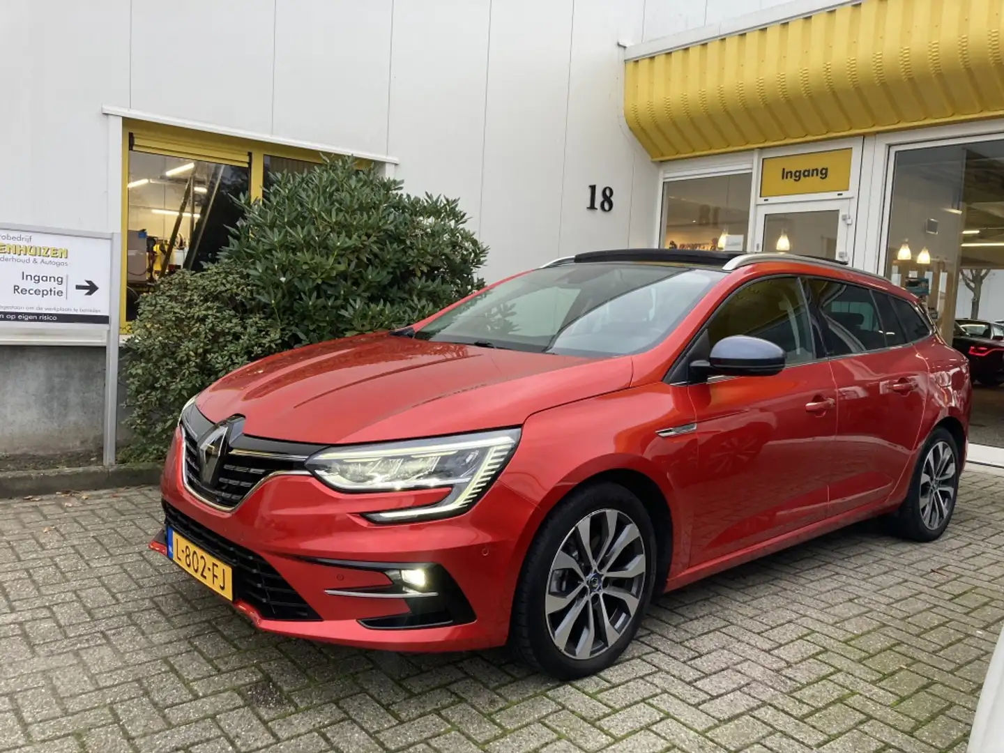 Renault Megane Estate 1.6 ET PH 160PK Bose Leer Panoramadak Trekh Rood - 1