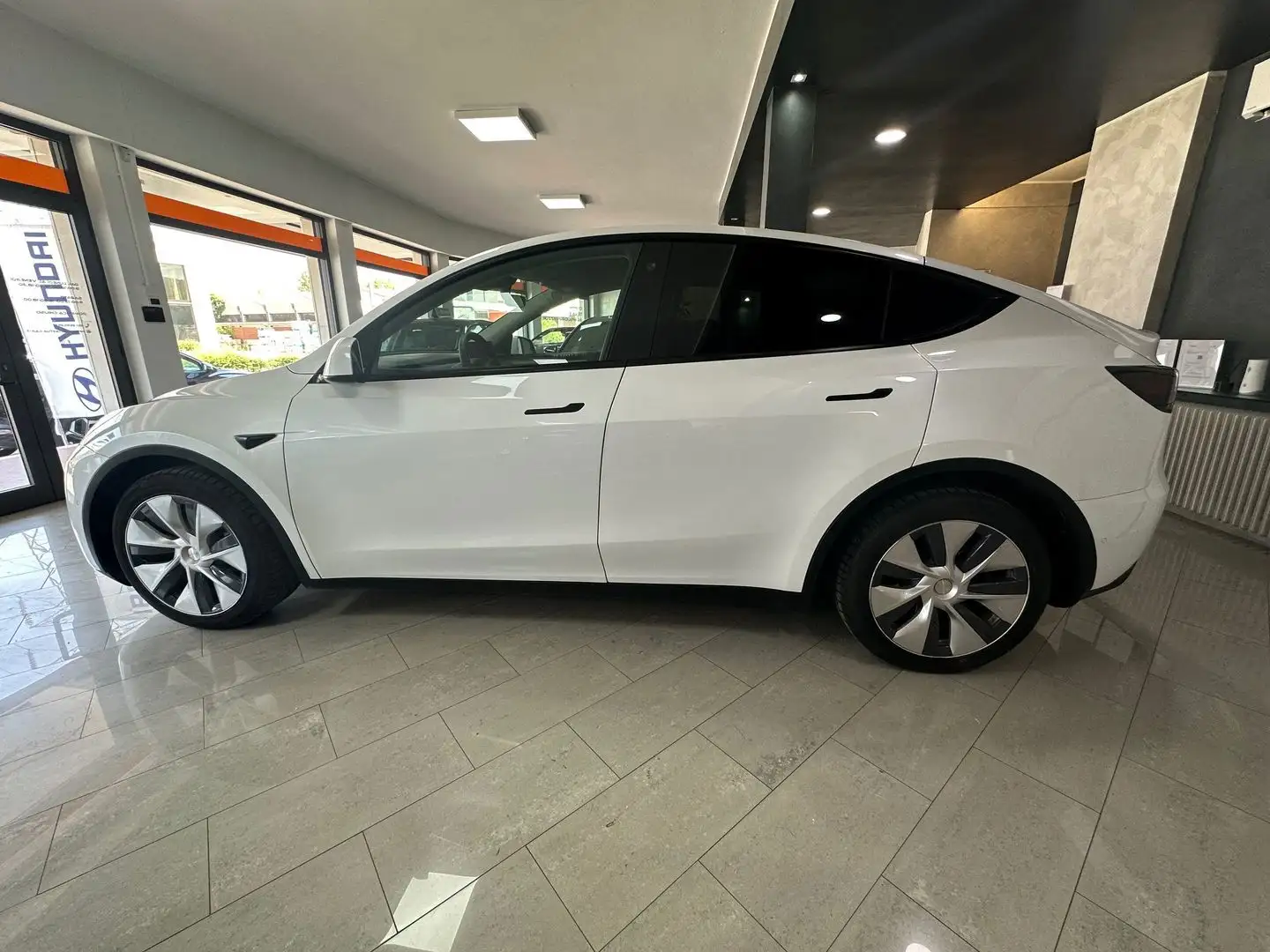 Tesla Model Y Long Range Dual Motor AWD Bianco - 2